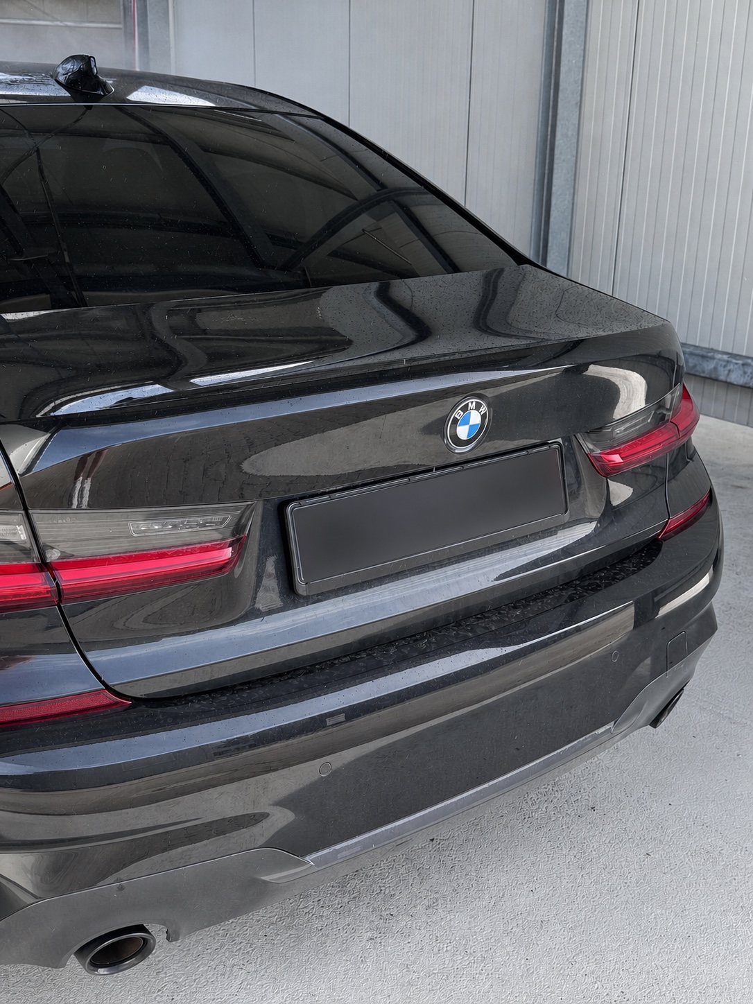 Heck eines schwarzen BMW 320 G20 vor der Außenreinigung