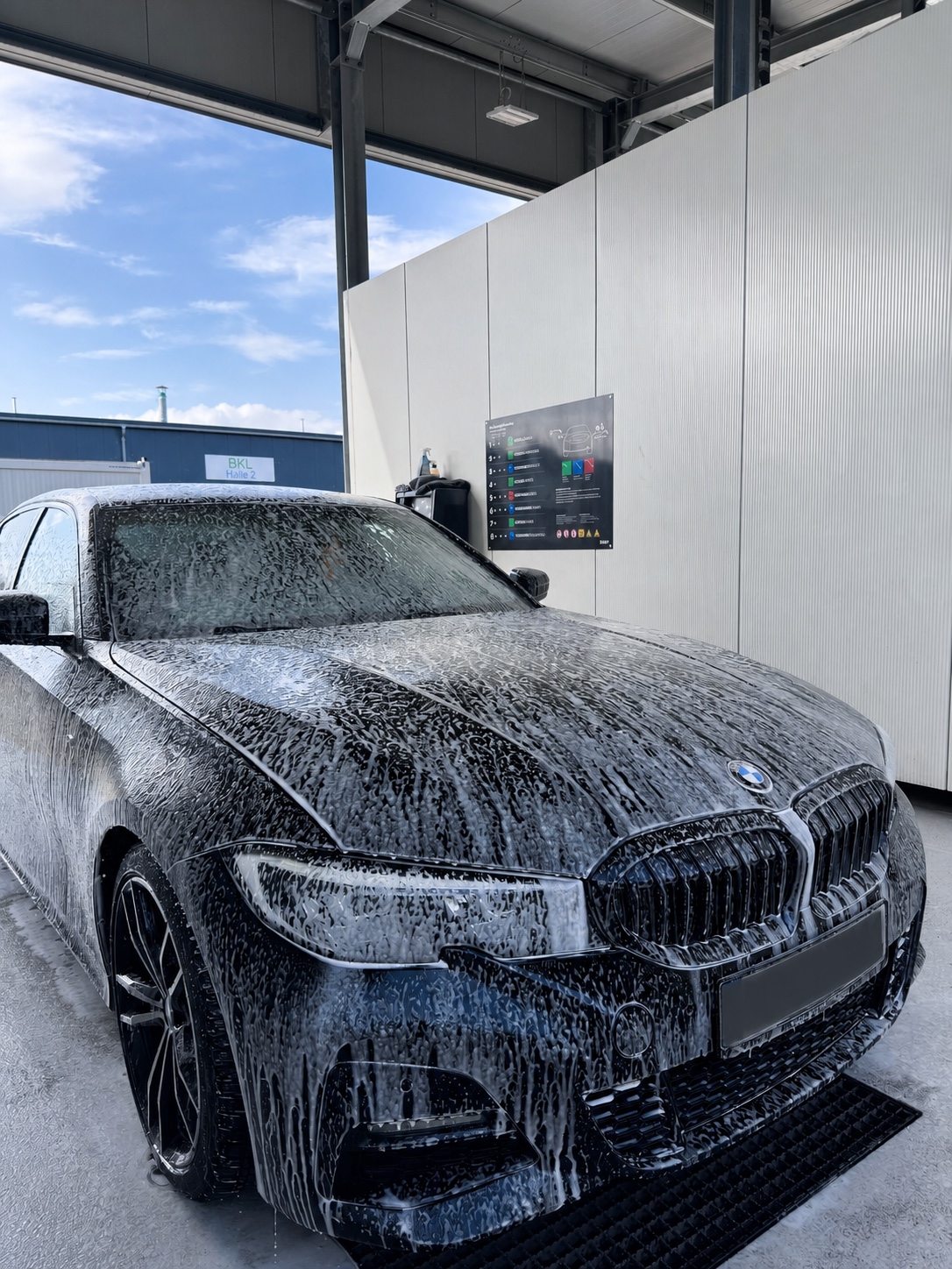 Schwarzer BMW 320 G20 vollständig mit Reinigungsschaum bedeckt