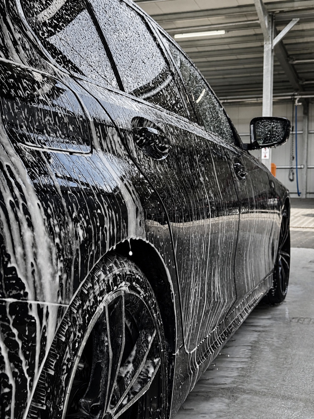 Seitliche Nahaufnahme eines eingeschäumten BMW G20