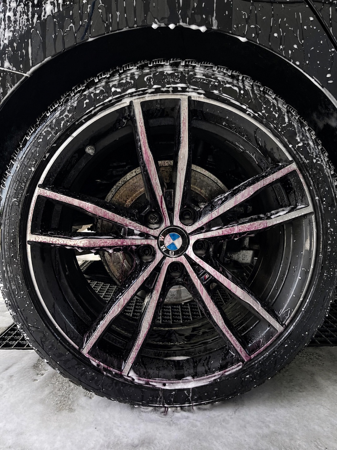 BMW Felge mit violetter Reaktion eines professionellen Felgenreinigers