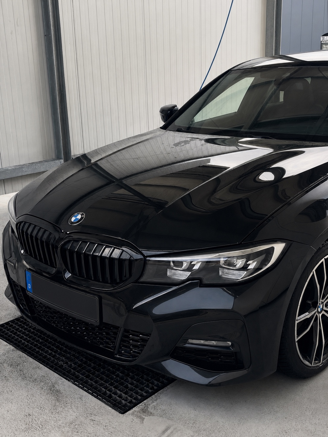 Schwarzer BMW 320 G20 nach der ergänzenden Außenreinigung