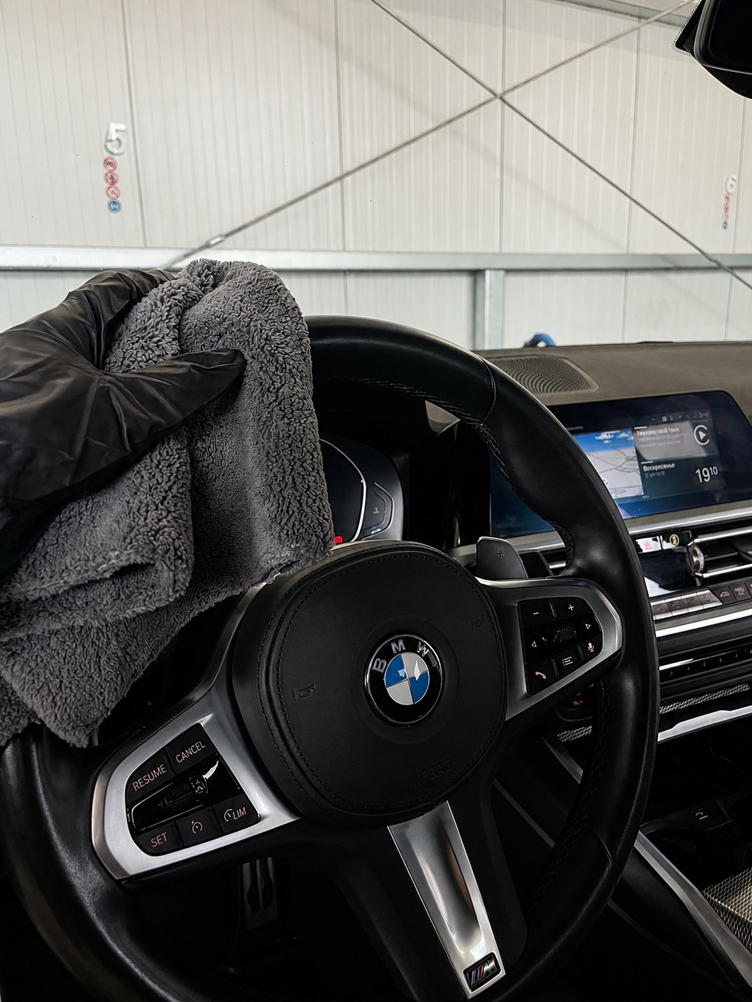 Reinigung des BMW Lenkrads mit Mikrofasertuch