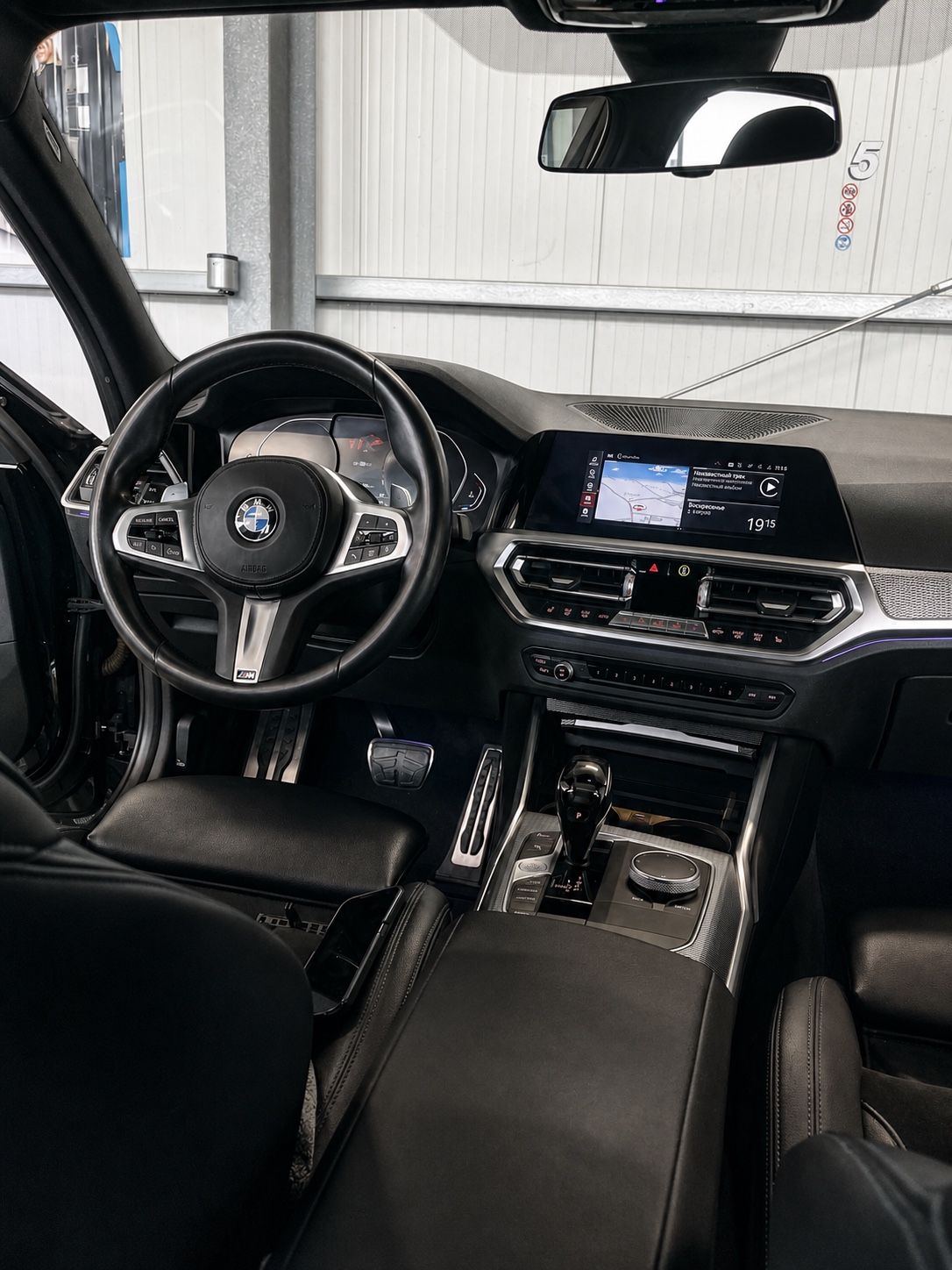 Gereinigter Fahrerplatz eines BMW 320 G20