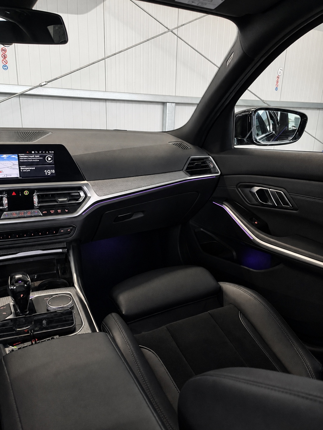 Gereinigte Beifahrerseite eines BMW G20 mit violettem Ambientelicht