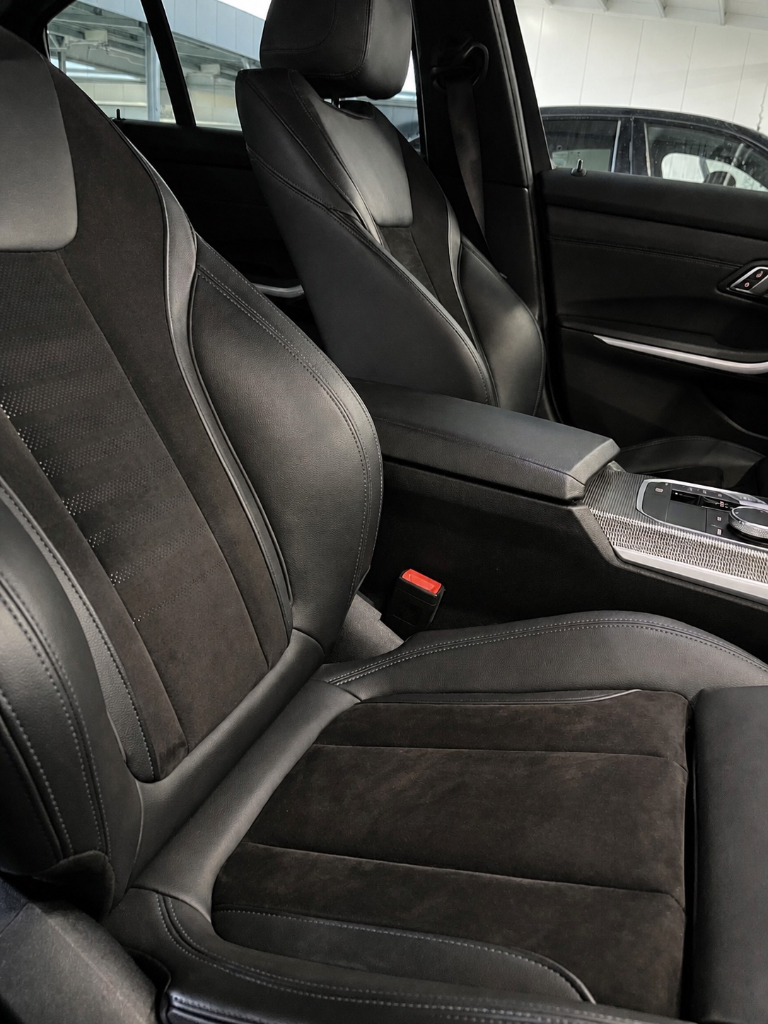Gereinigte schwarze Leder- und Alcantara-Sitze im BMW G20