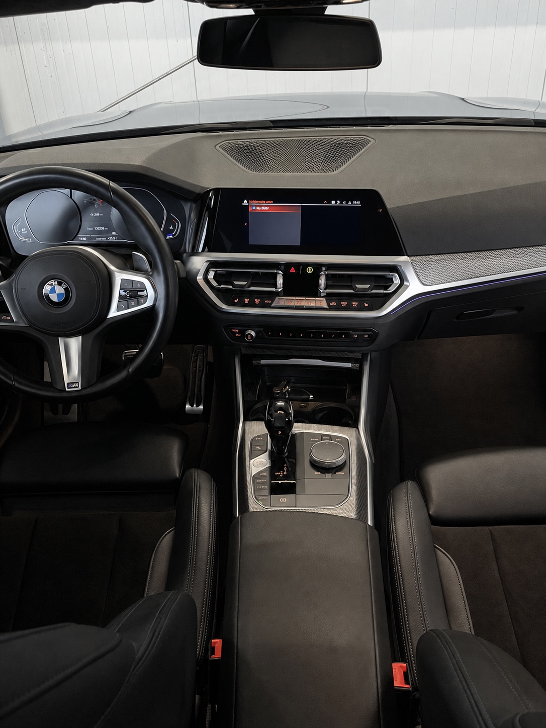 Gereinigtes Armaturenbrett und Mittelkonsole eines BMW G20