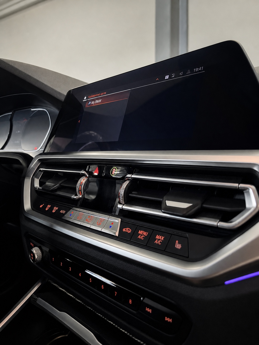Nahaufnahme von Display, Lüftungsdüsen und Zierleisten im BMW G20