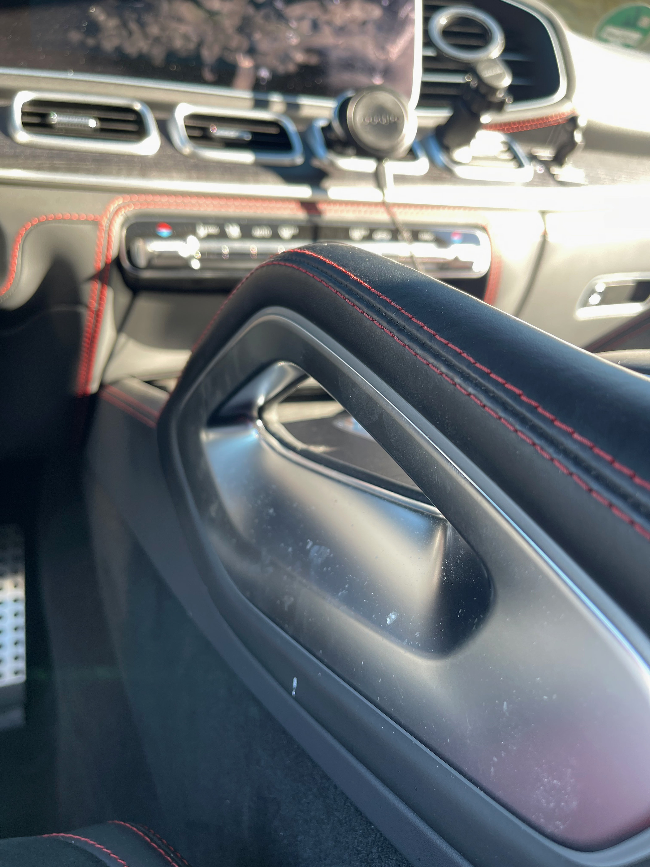 Türablage eines Mercedes-AMG GLE vor der Detailreinigung