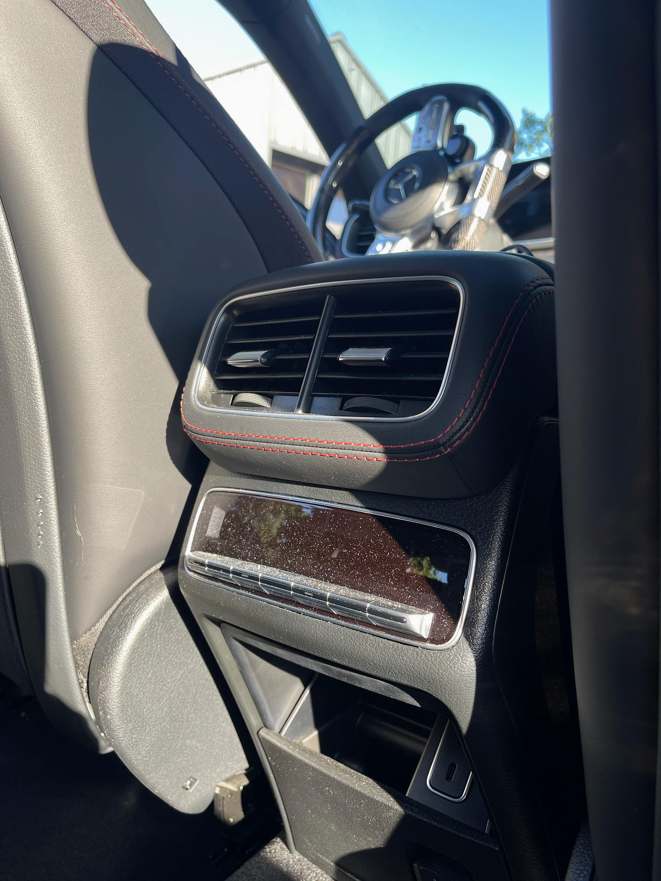 Hintere Luftauslässe eines Mercedes-AMG GLE vor der Reinigung