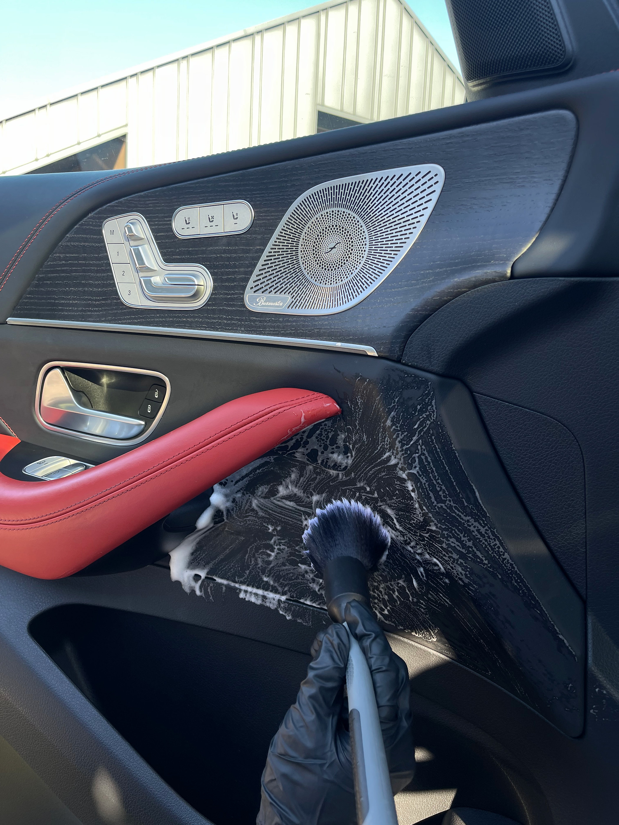 Reinigung einer Türverkleidung im Mercedes-AMG GLE mit weicher Bürste