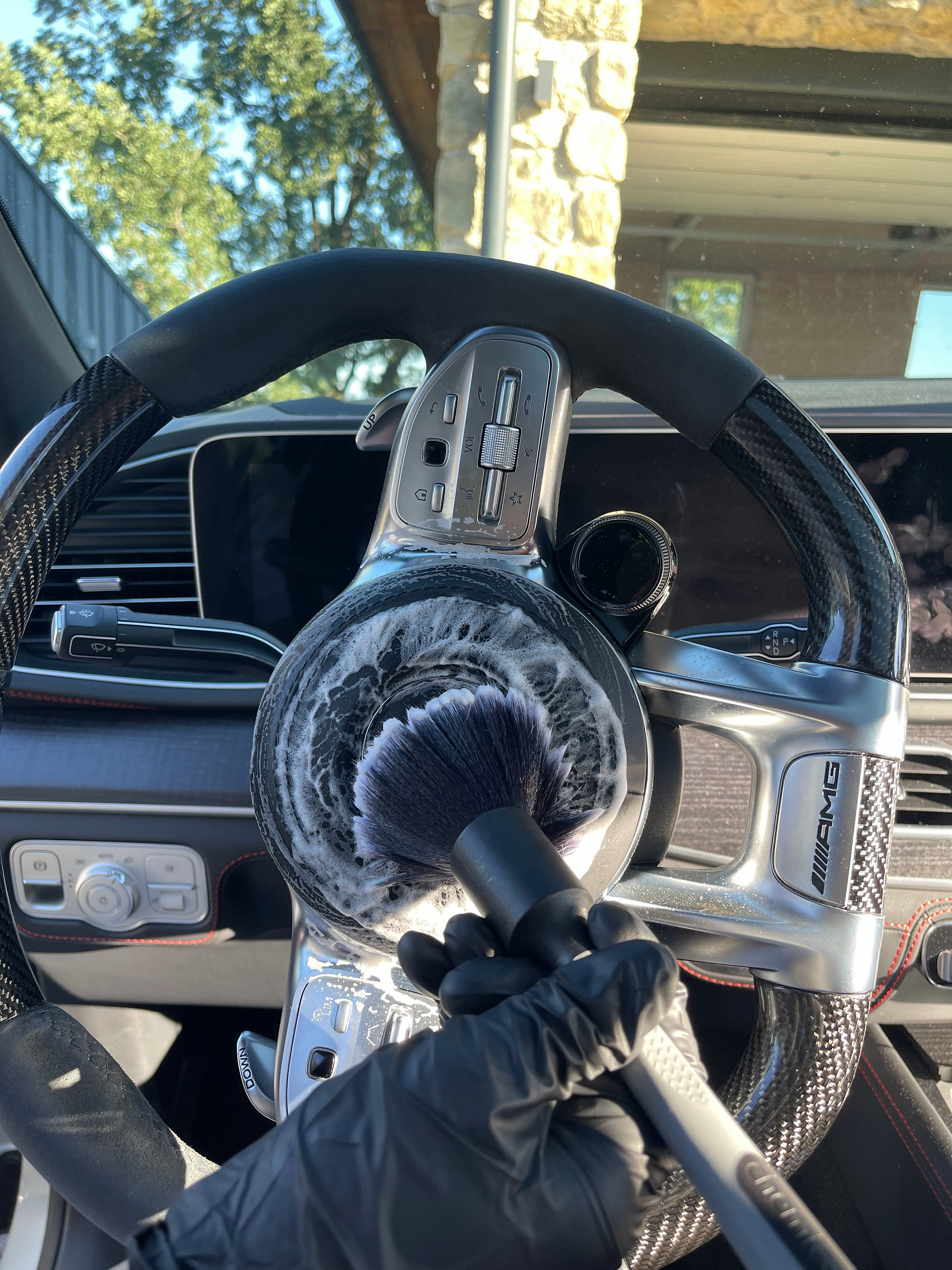 Detailreinigung des AMG-Lenkrads in einem Mercedes GLE
