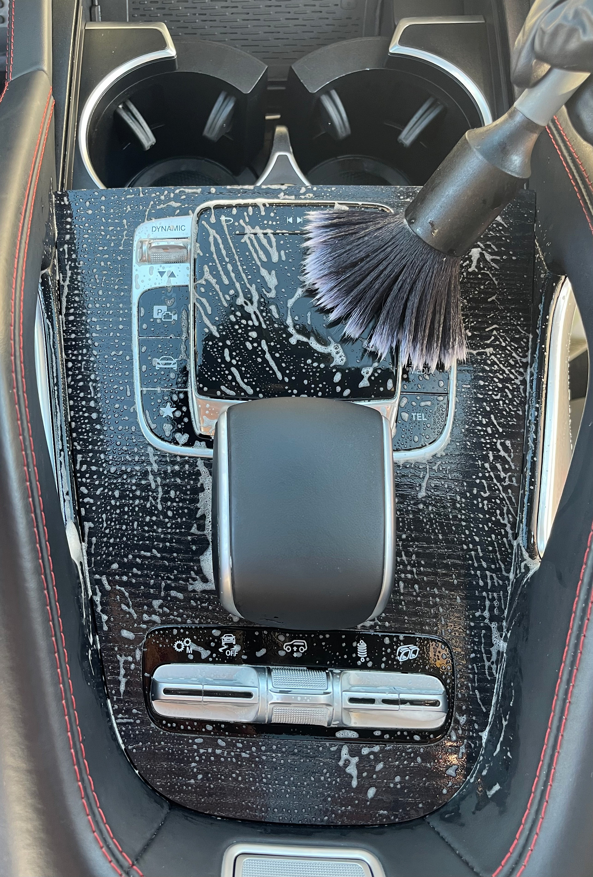 Mittelkonsole eines Mercedes-AMG GLE während der Detailreinigung