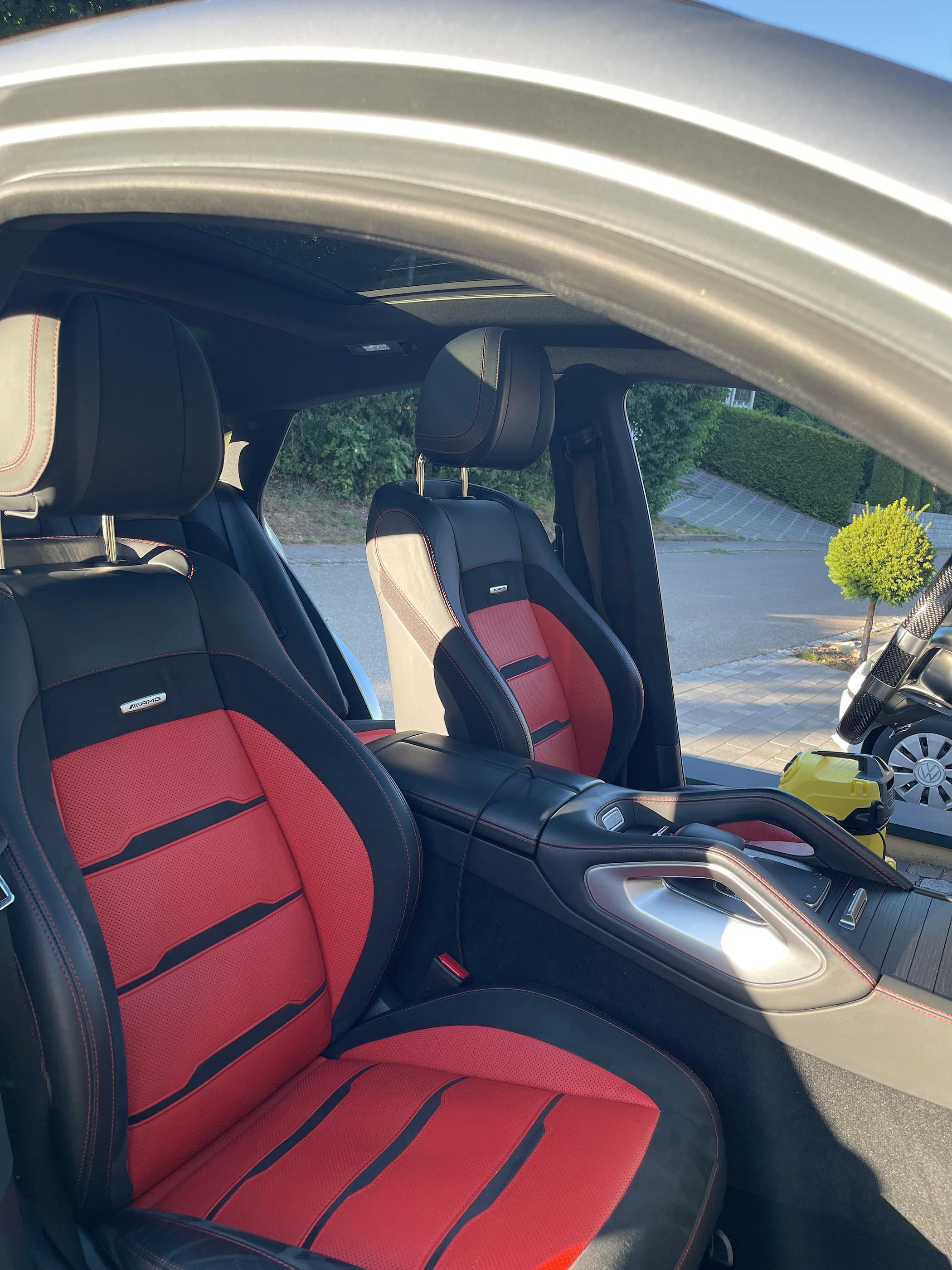 Gesamtansicht der gereinigten roten und schwarzen Sitze eines Mercedes-AMG GLE