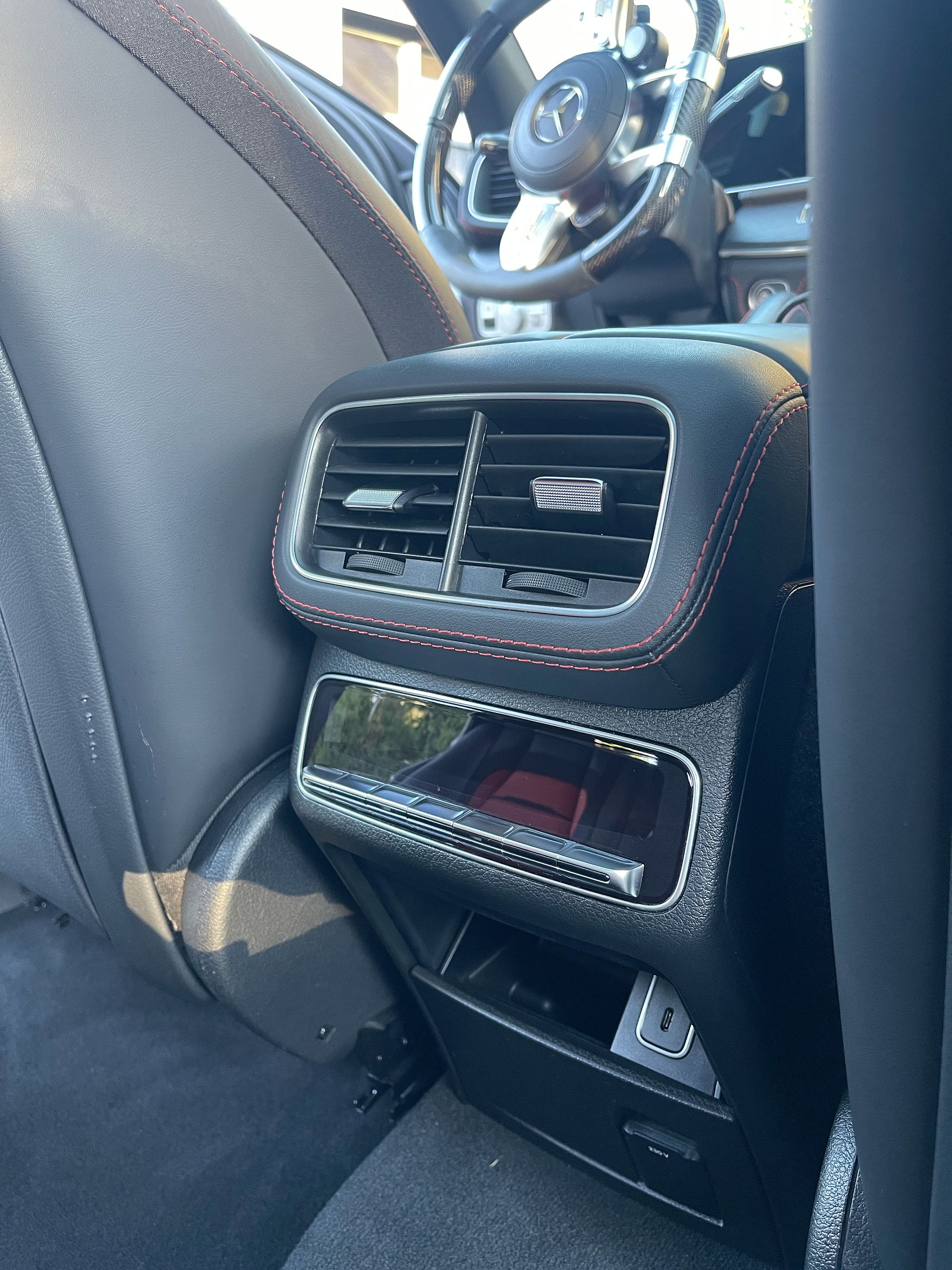 Gereinigte Fondkonsole mit Luftauslässen im Mercedes-AMG GLE