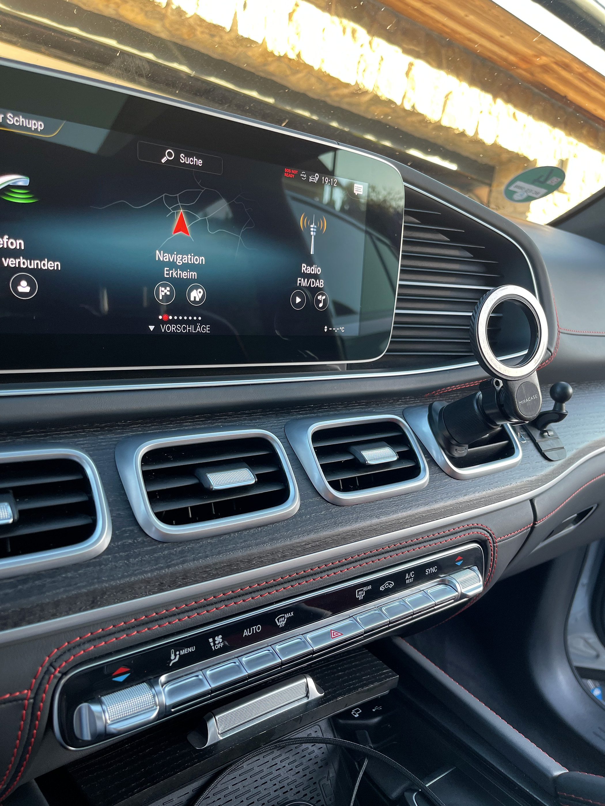 Gereinigtes Cockpit und MBUX-Display eines Mercedes-AMG GLE