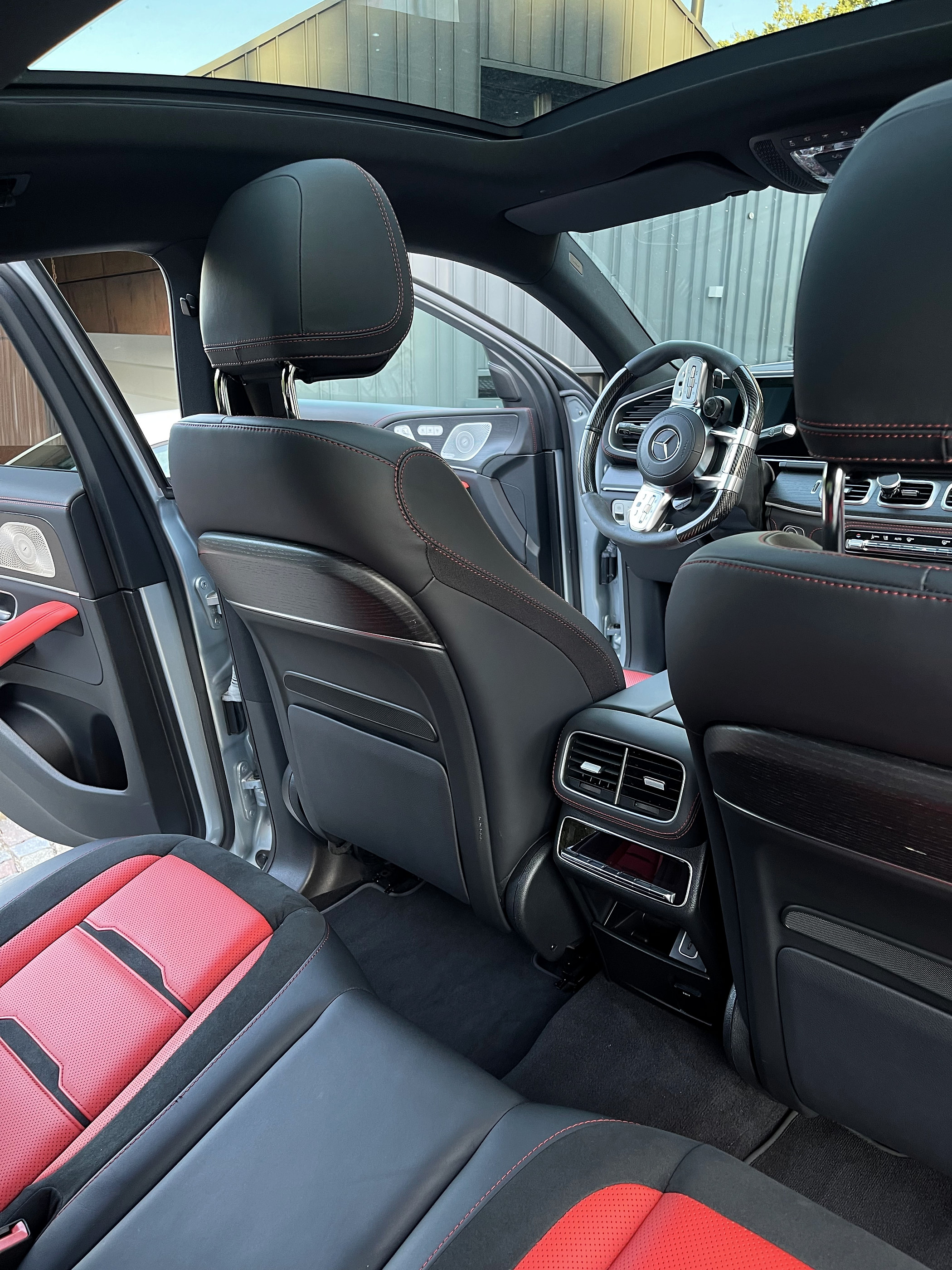 Gesamtansicht des gereinigten Mercedes-AMG GLE Innenraums aus dem Fond