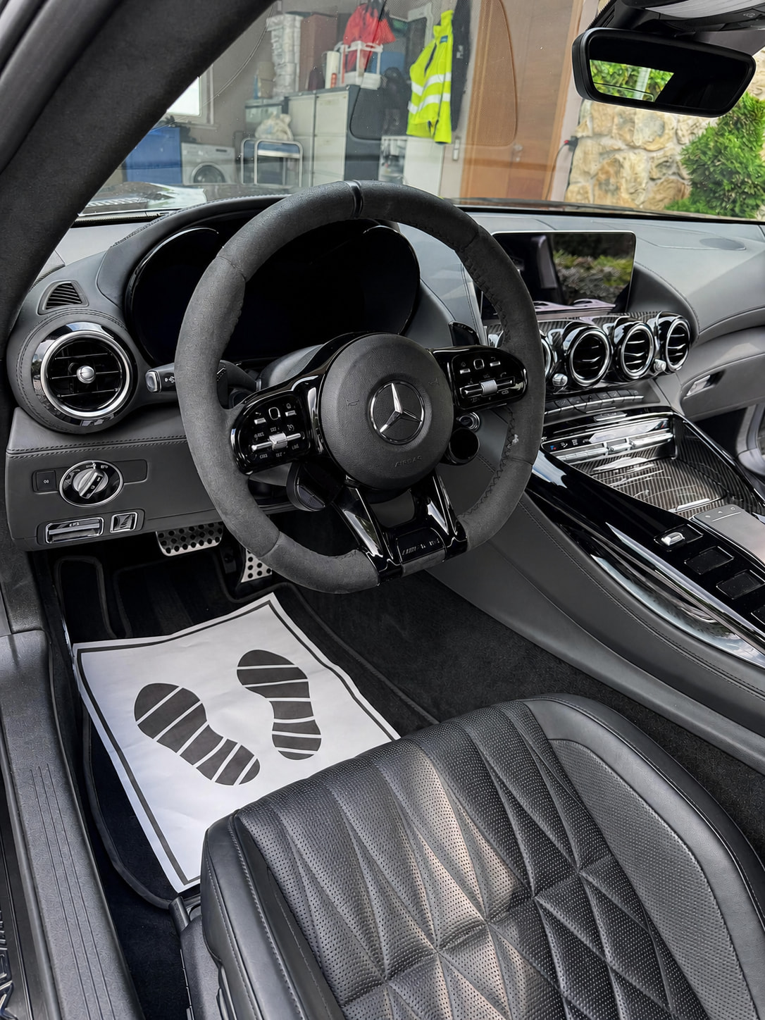 Gereinigtes Cockpit eines Mercedes-AMG GT R nach der Detailpflege