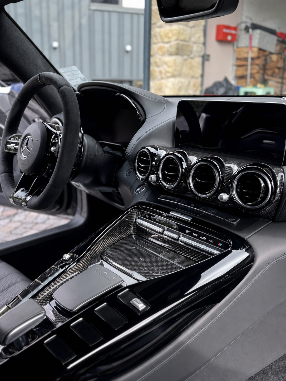 Saubere Carbon-Mittelkonsole eines Mercedes-AMG GT R