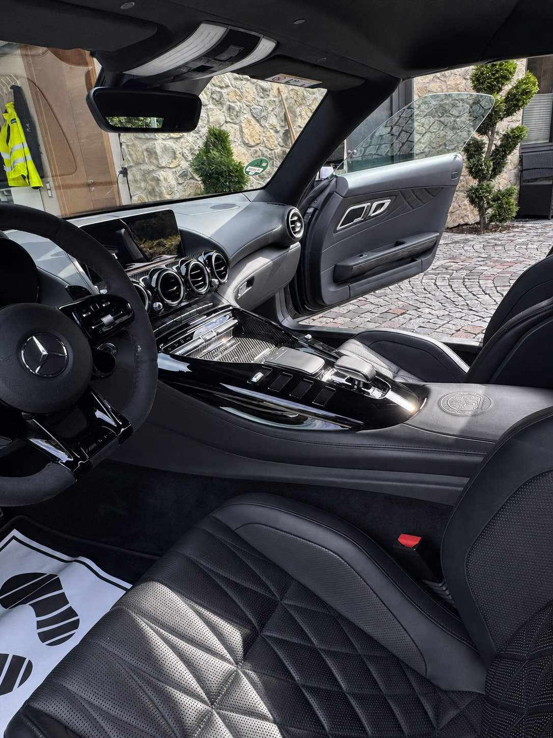 Detailaufnahme des fertig gepflegten Mercedes-AMG GT R Innenraums