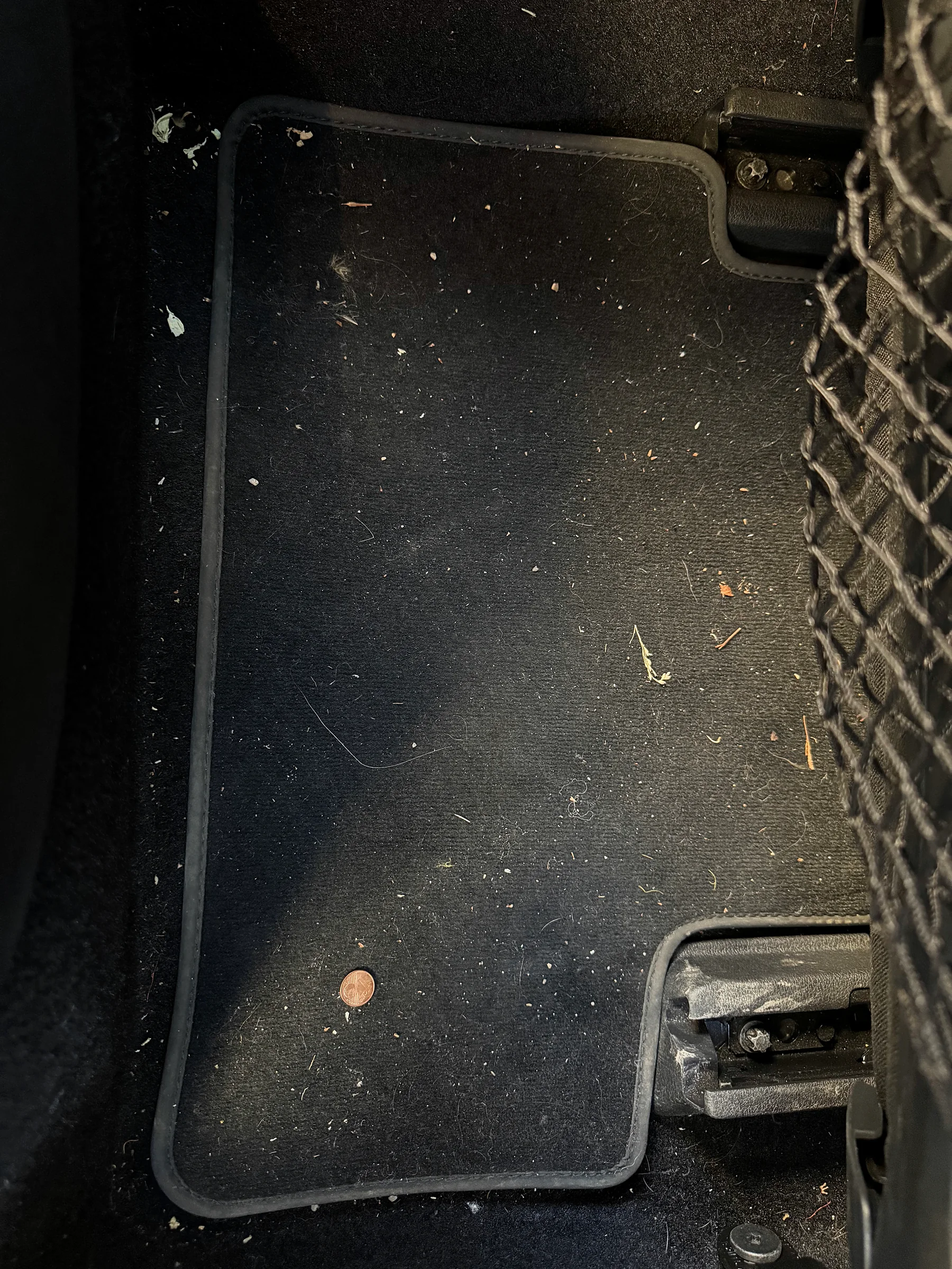 Verschmutzte hintere Fußmatte im Mercedes