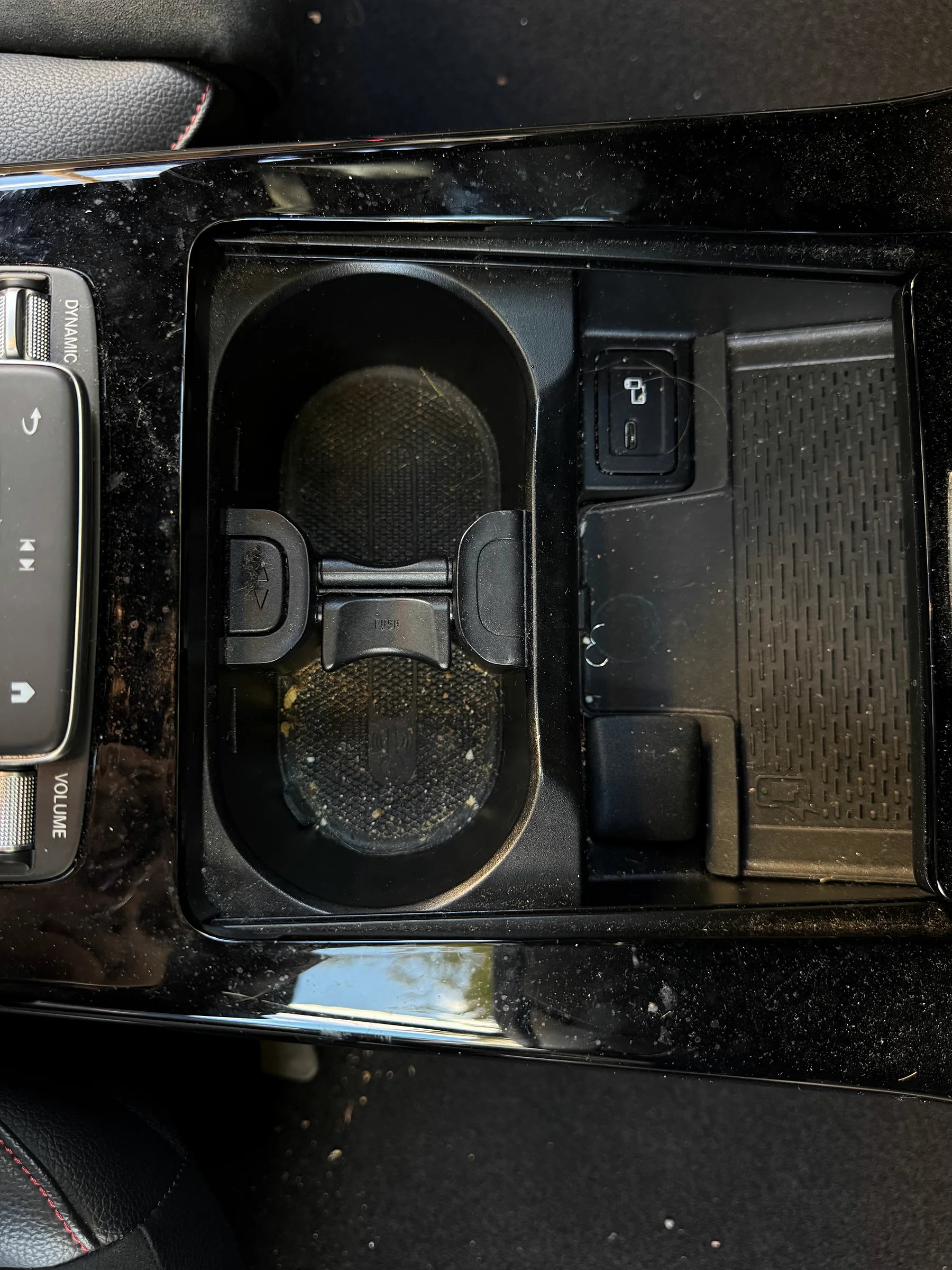 Verschmutzte Getränkehalter in einem Mercedes
