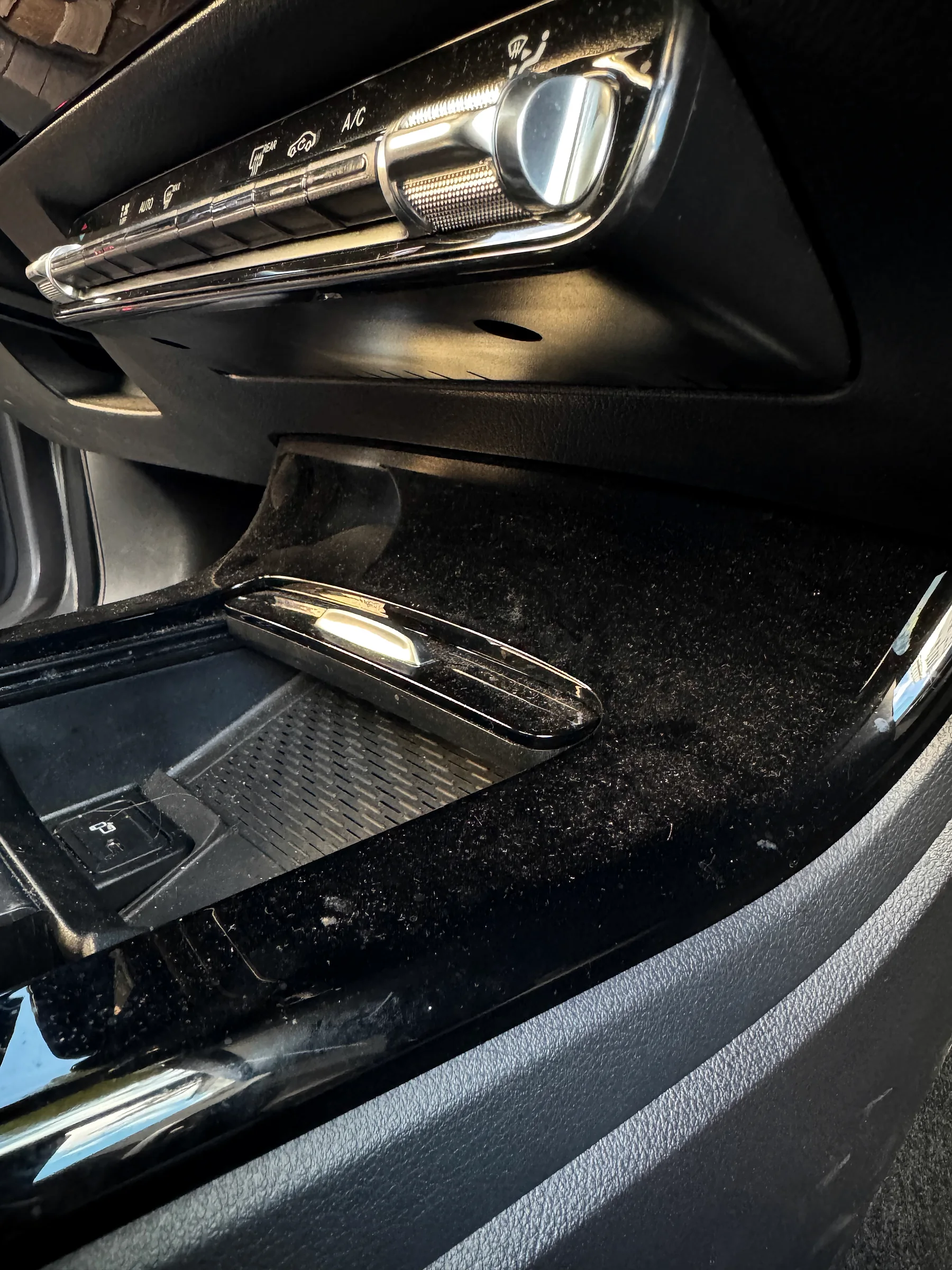 Staubige vordere Ablage im Mercedes