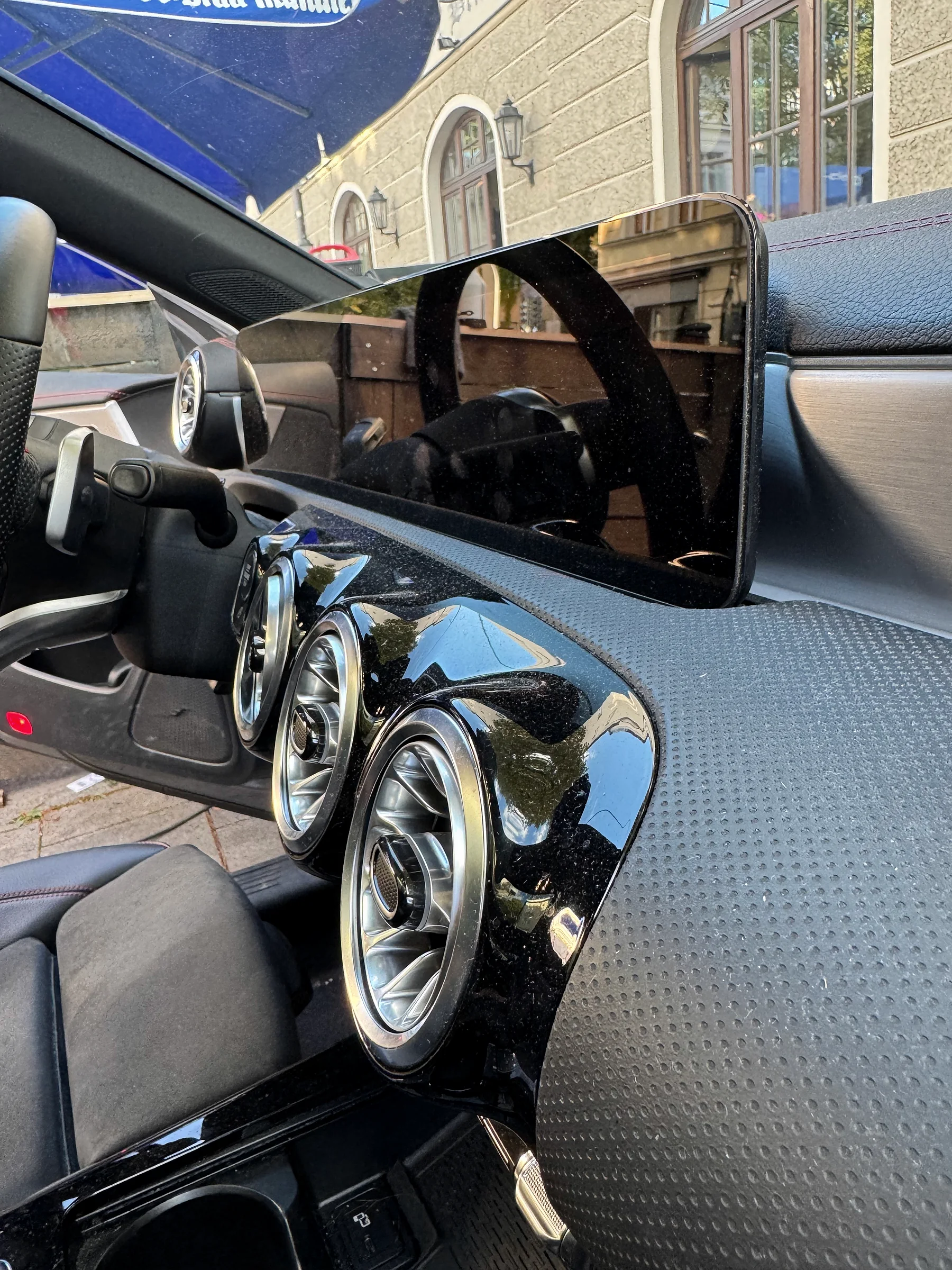 Staubiges Mercedes Display und Luftdüsen