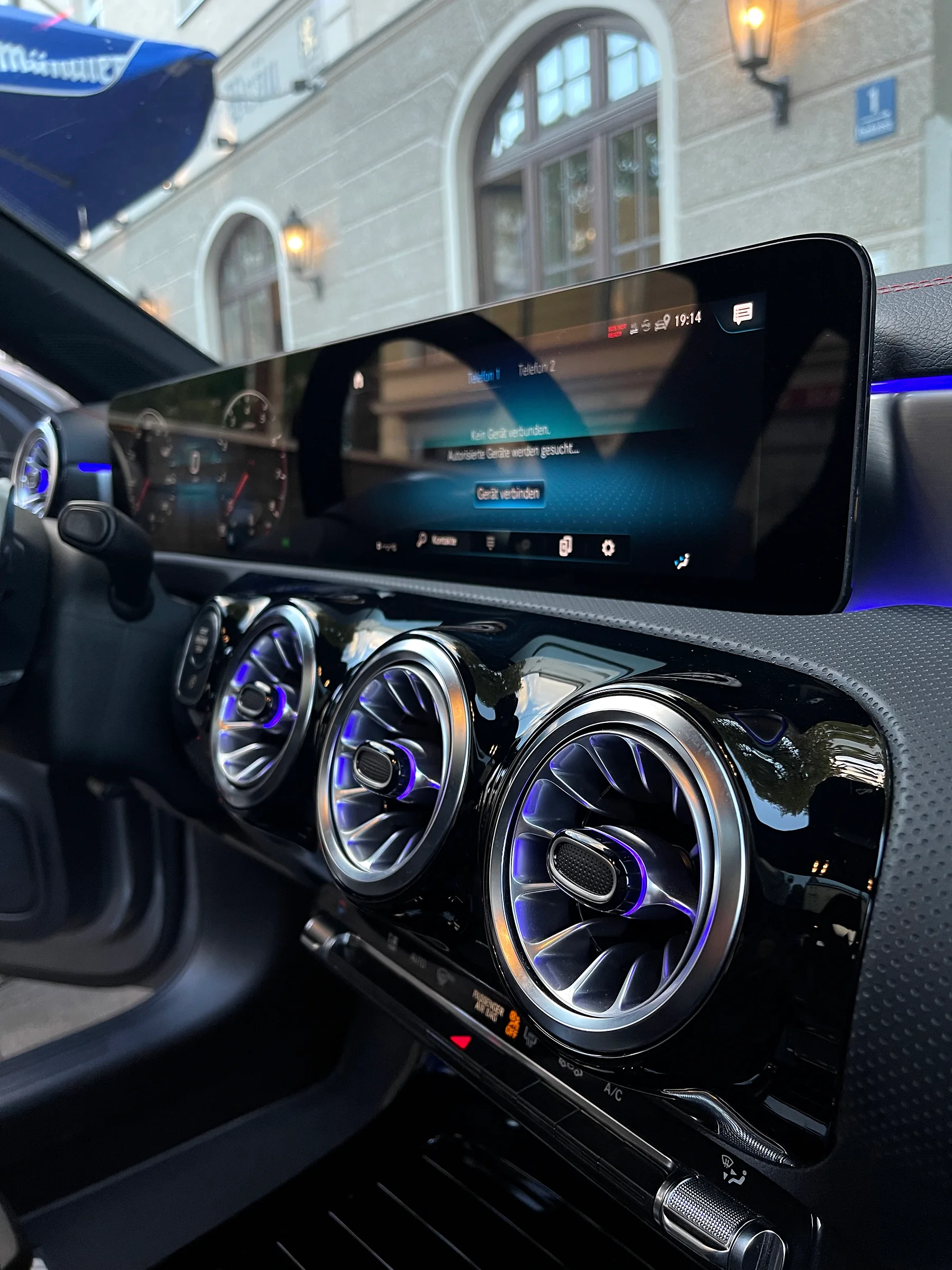 Sauberes Cockpit einer Mercedes-Benz Kompaktklasse