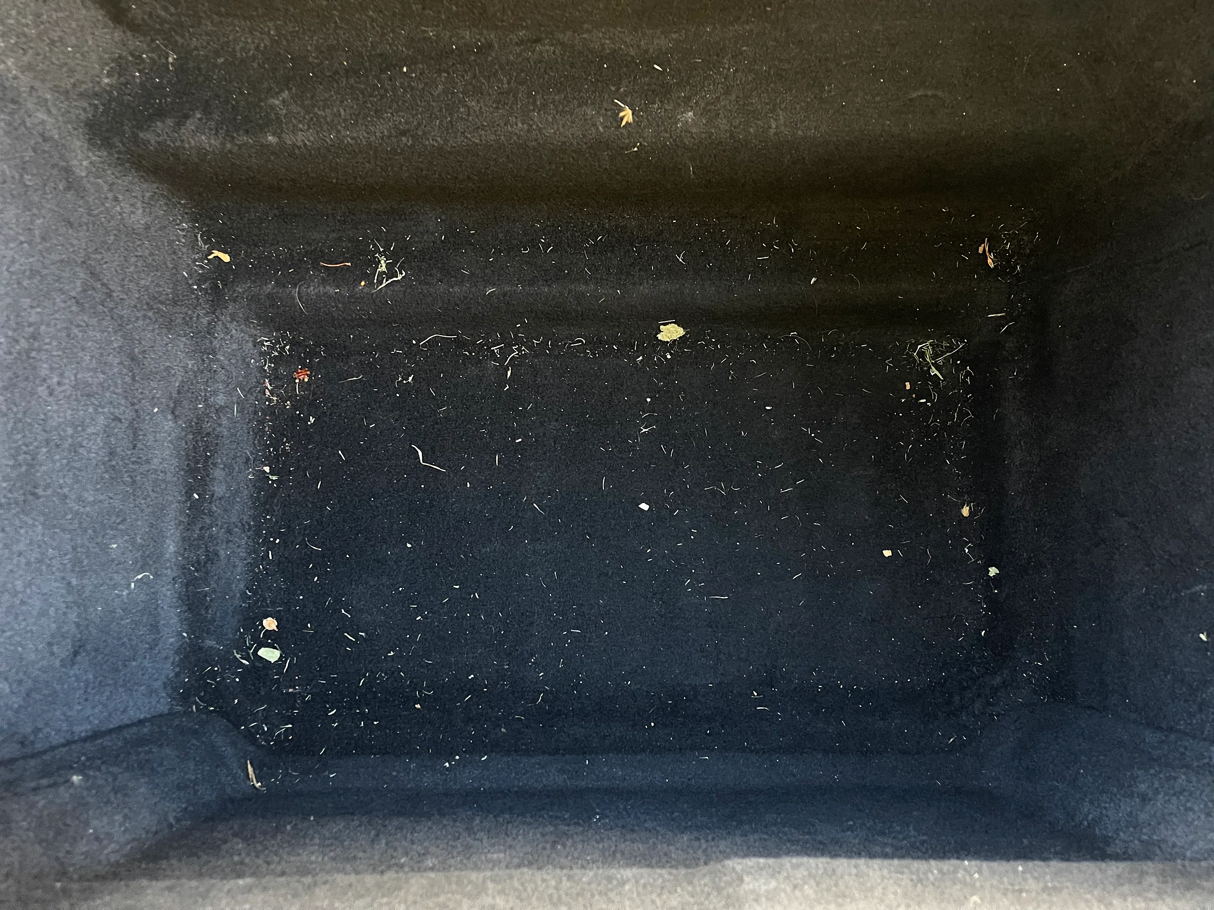 Verschmutzter vorderer Gepäckraum eines Porsche 718