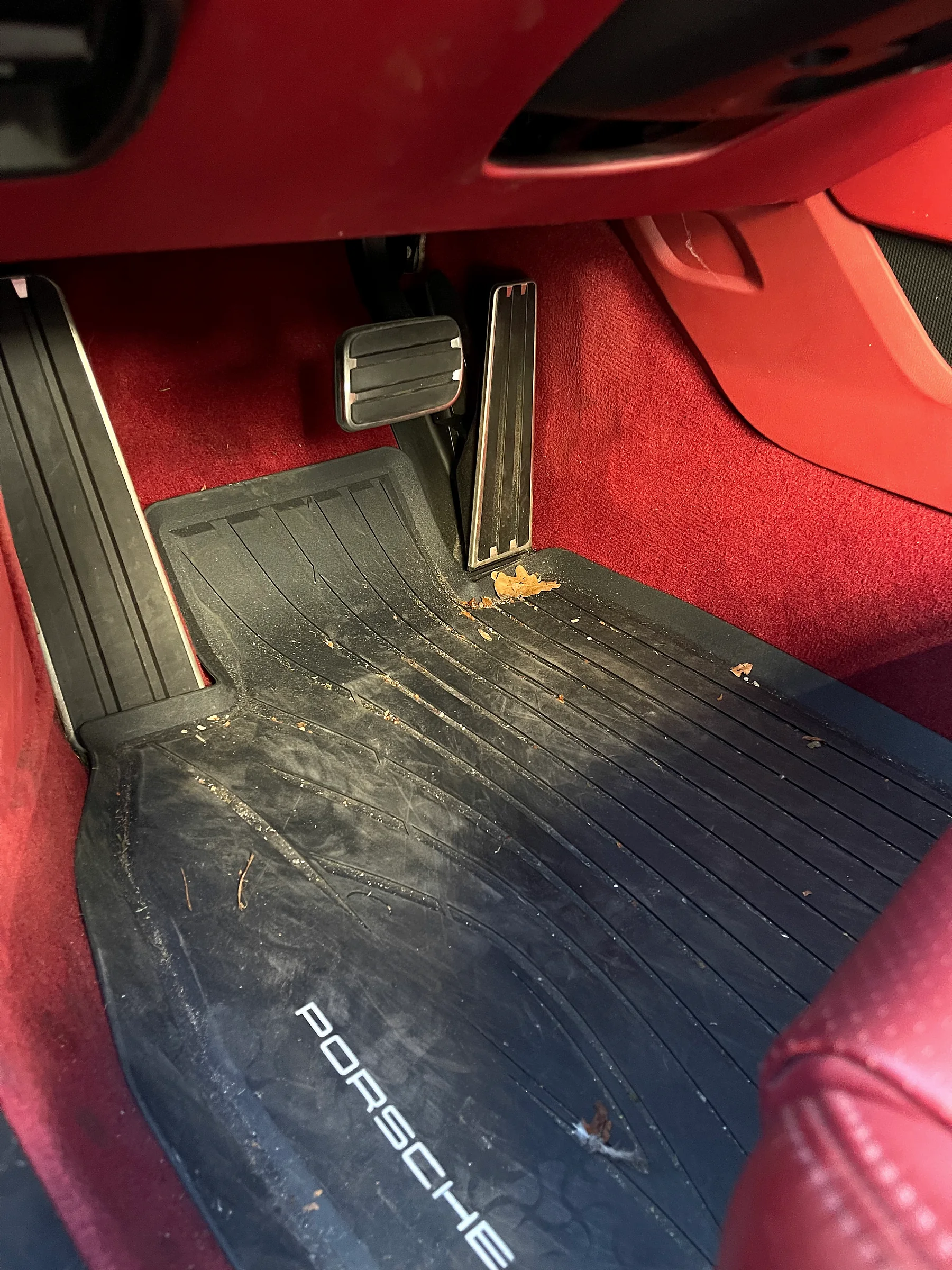 Fahrerfußraum des Porsche vor der Reinigung