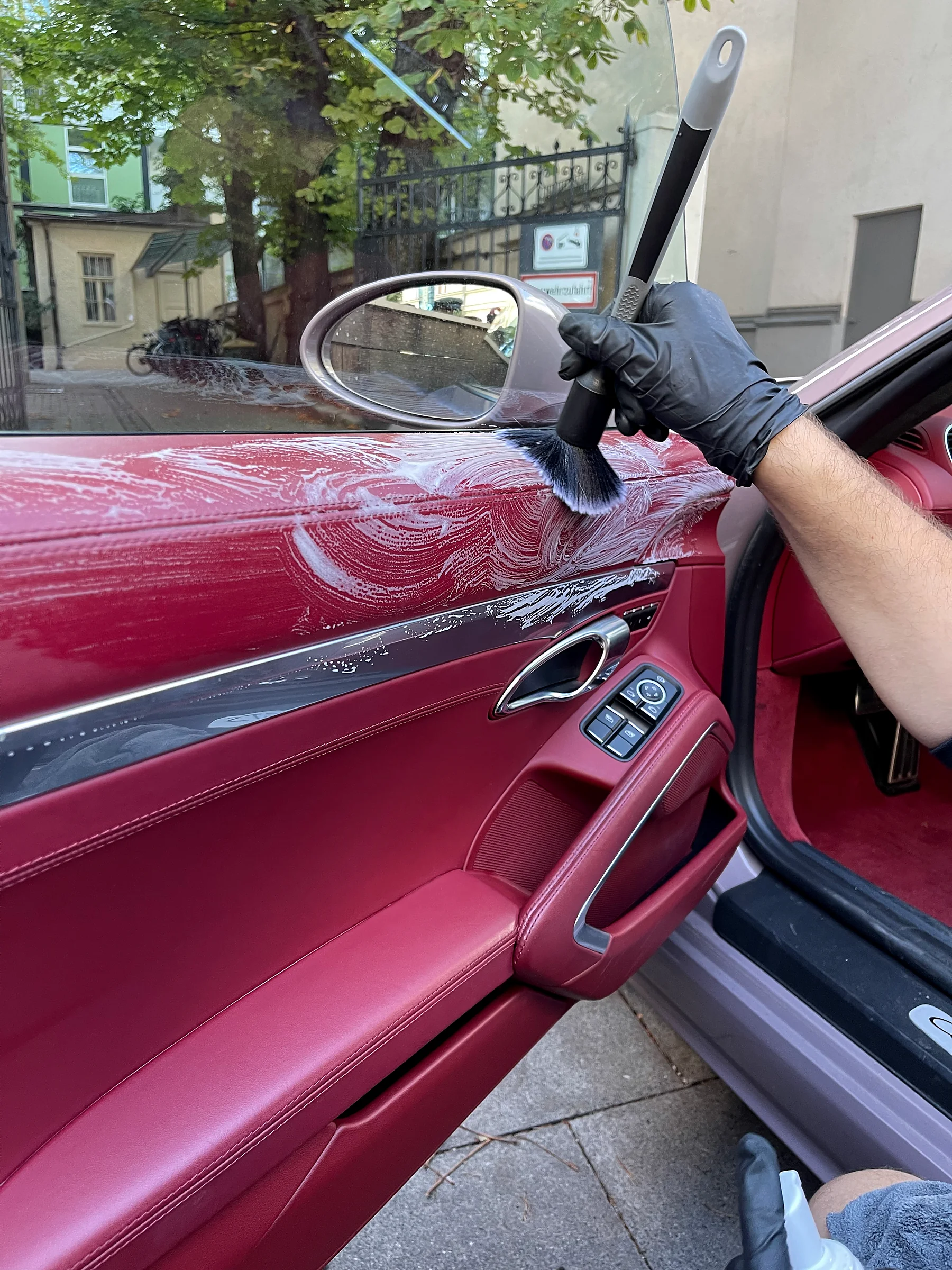 Schonende Reinigung der Porsche Türverkleidung