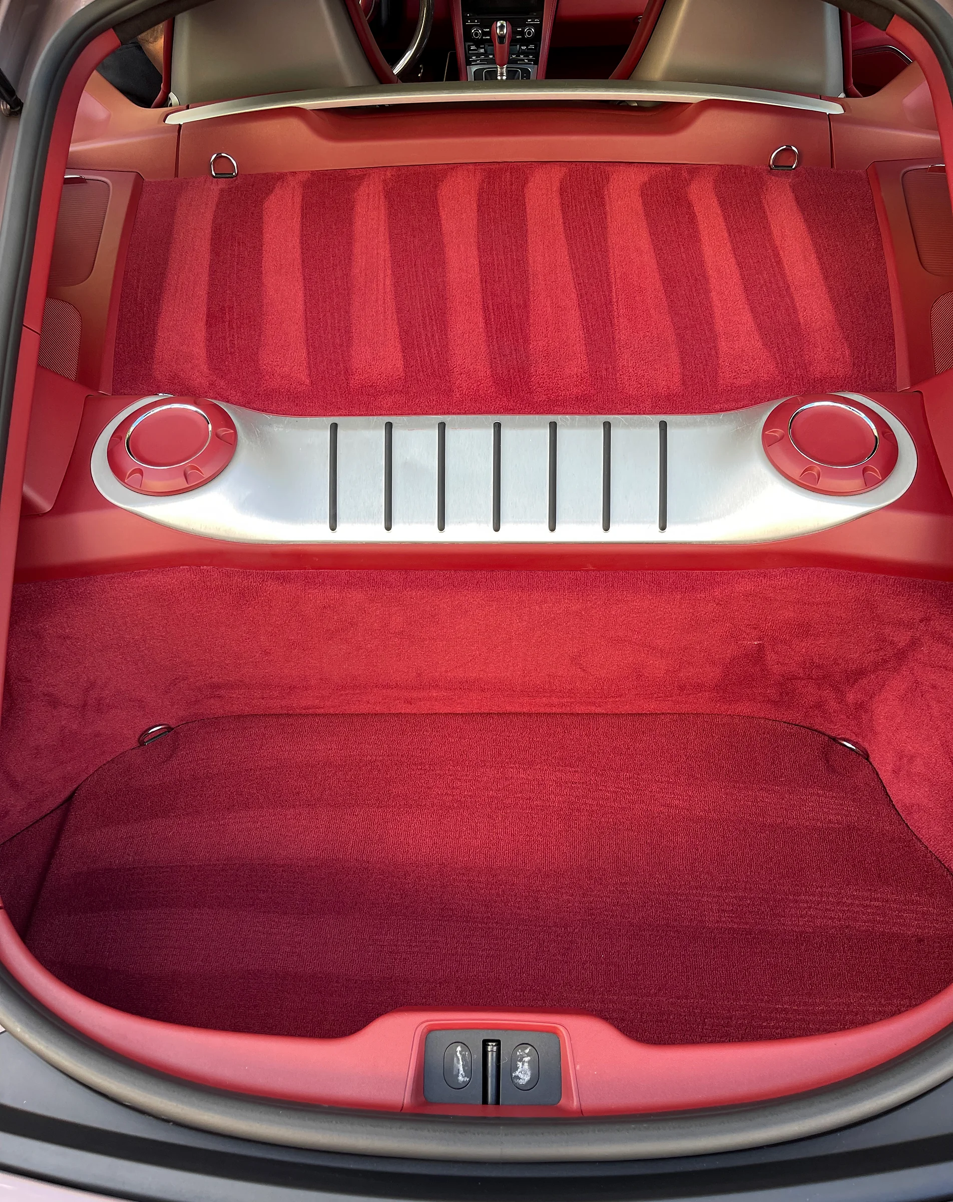Sauberer hinterer Gepäckraum des Porsche 718