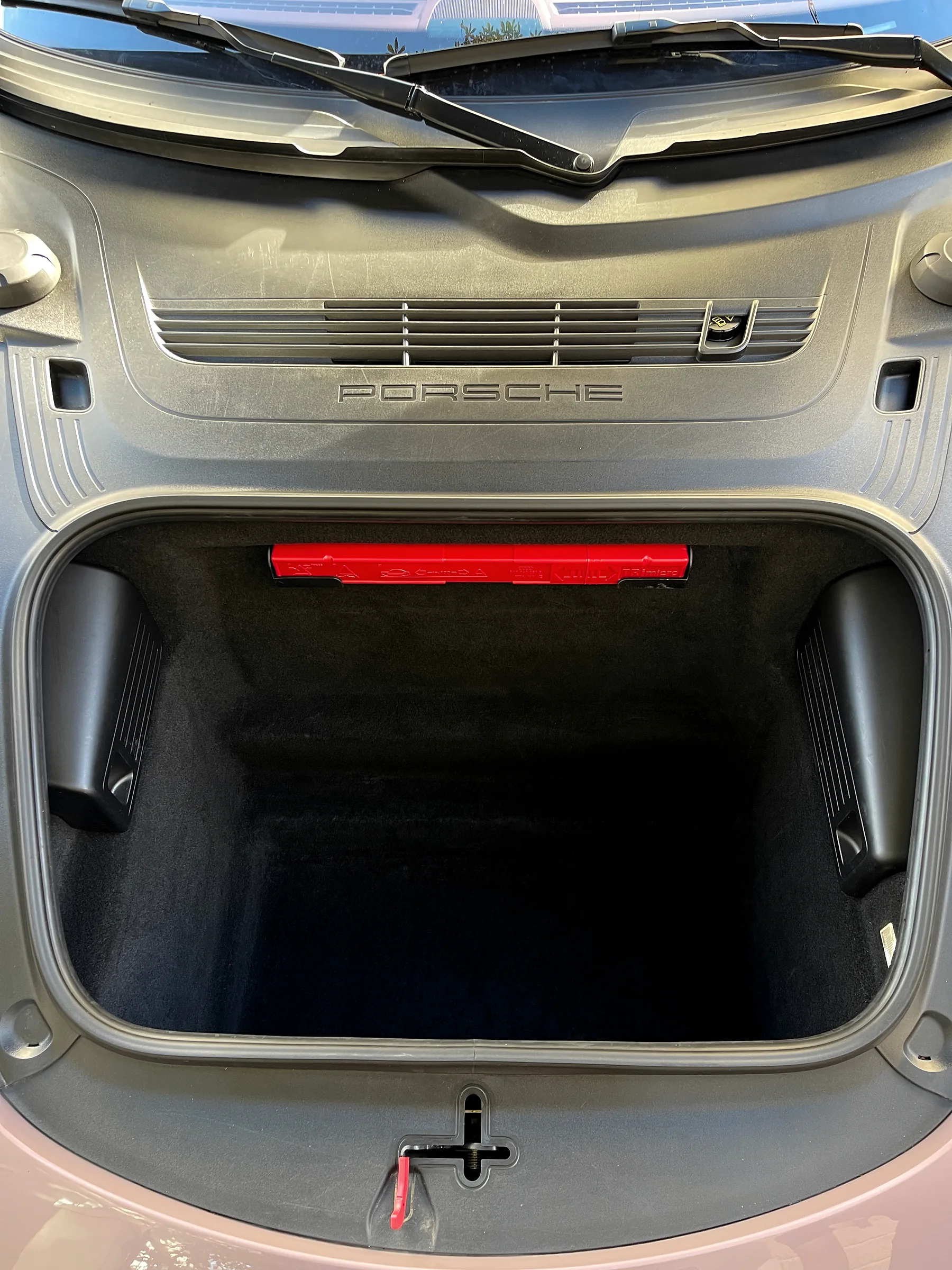 Gereinigter vorderer Gepäckraum des Porsche 718