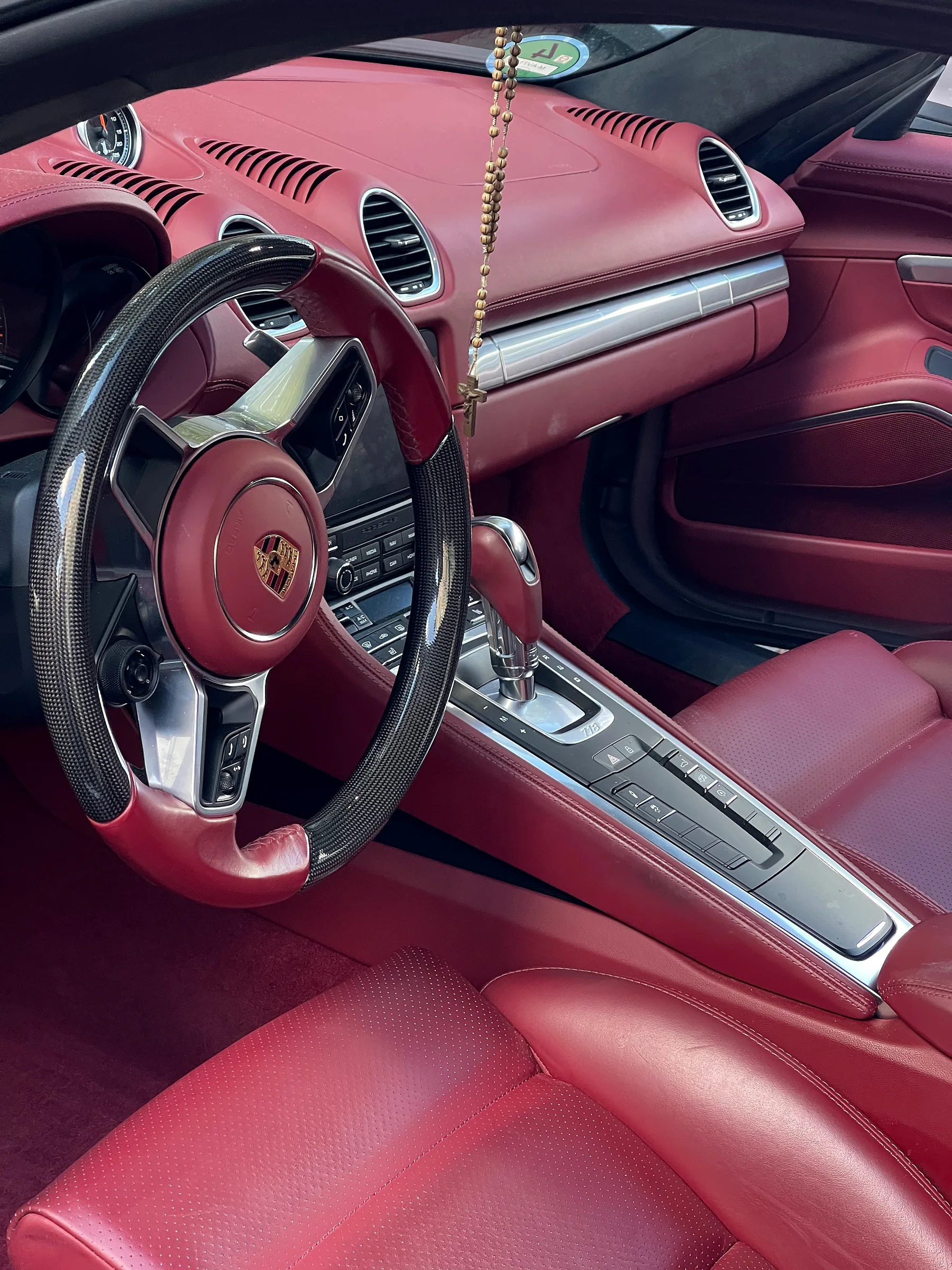 Gepflegtes Cockpit des Porsche 718 Cayman GTS