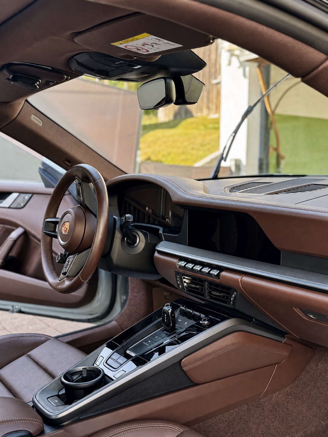 Gepflegtes braunes Leder und Cockpit eines Porsche 911