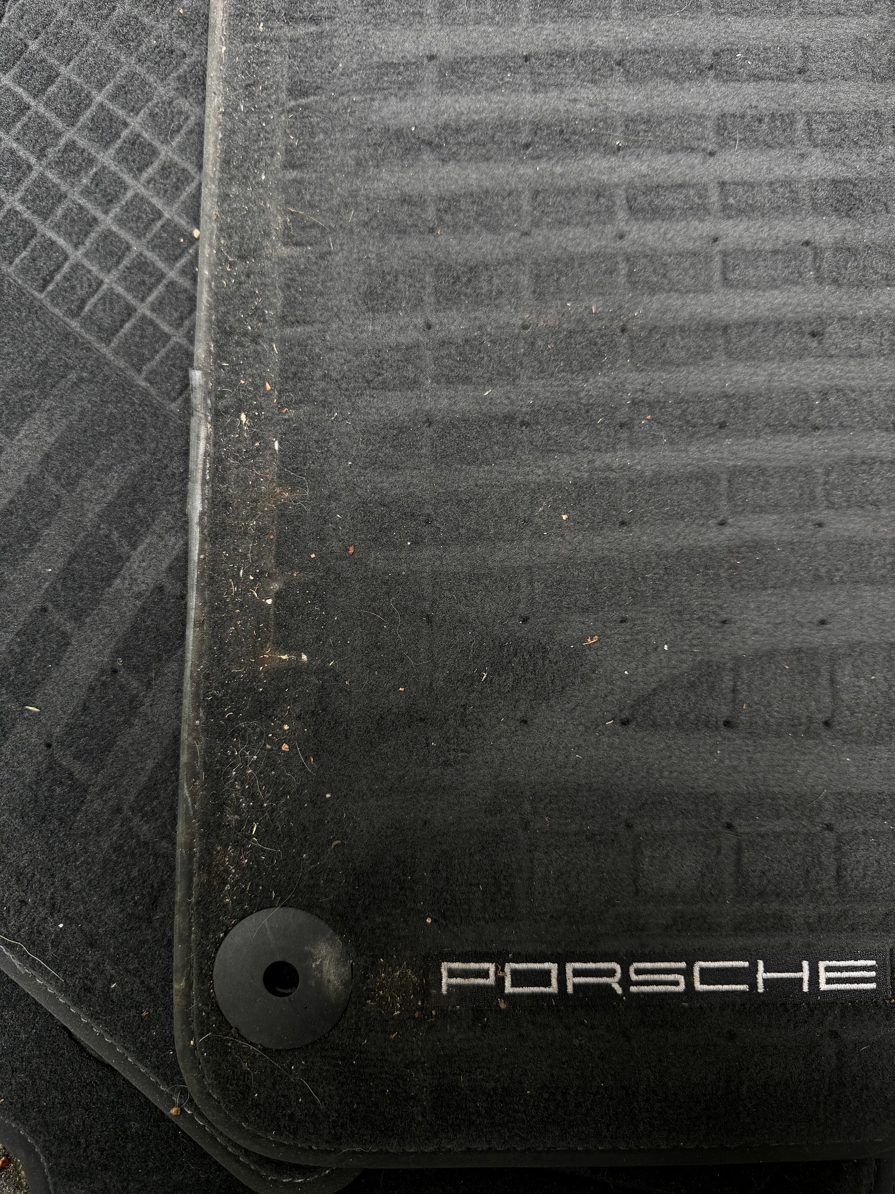 Verschmutzte Porsche Macan Fußmatte