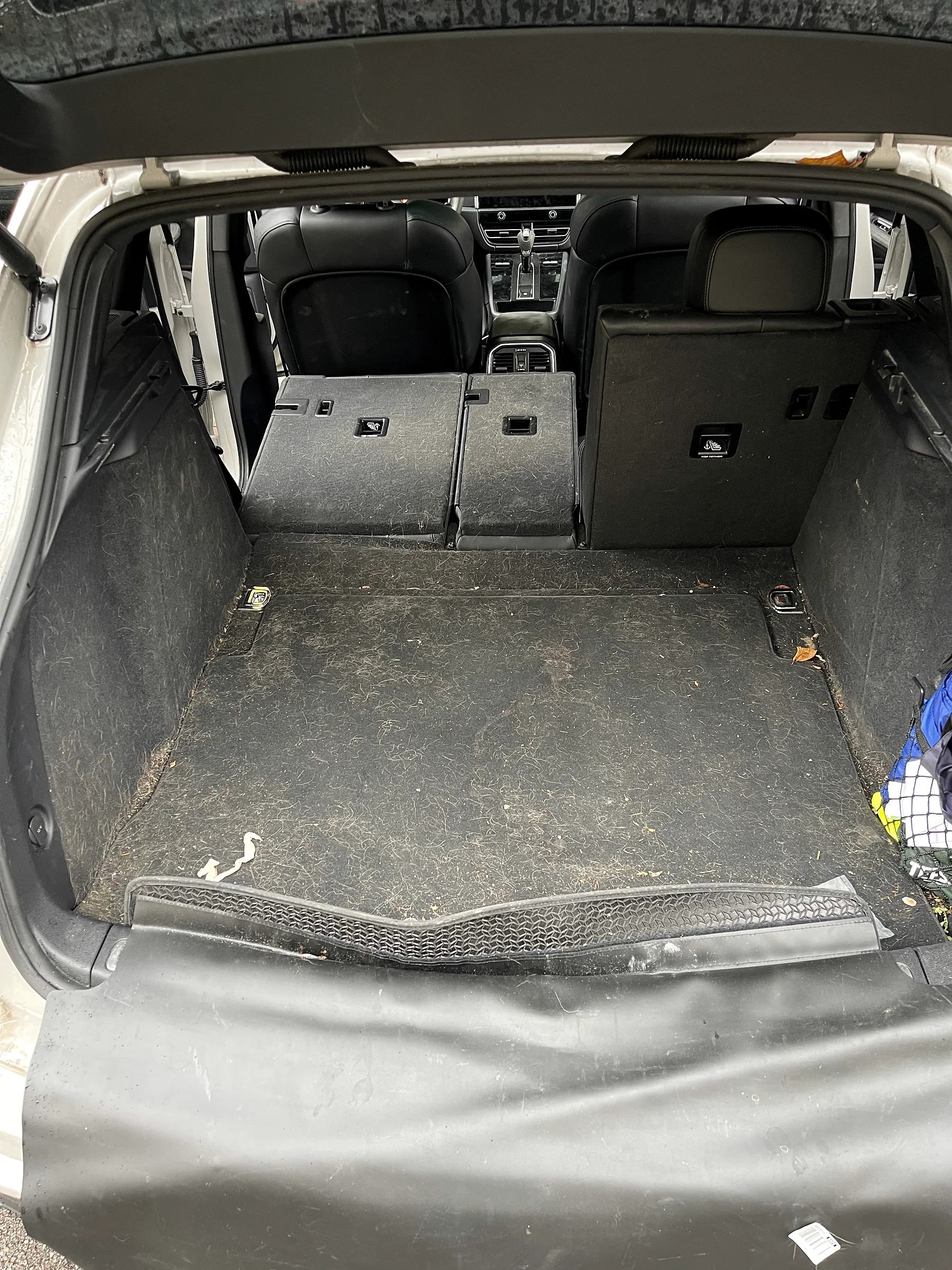 Verschmutzter Gepäckraum eines Porsche Macan