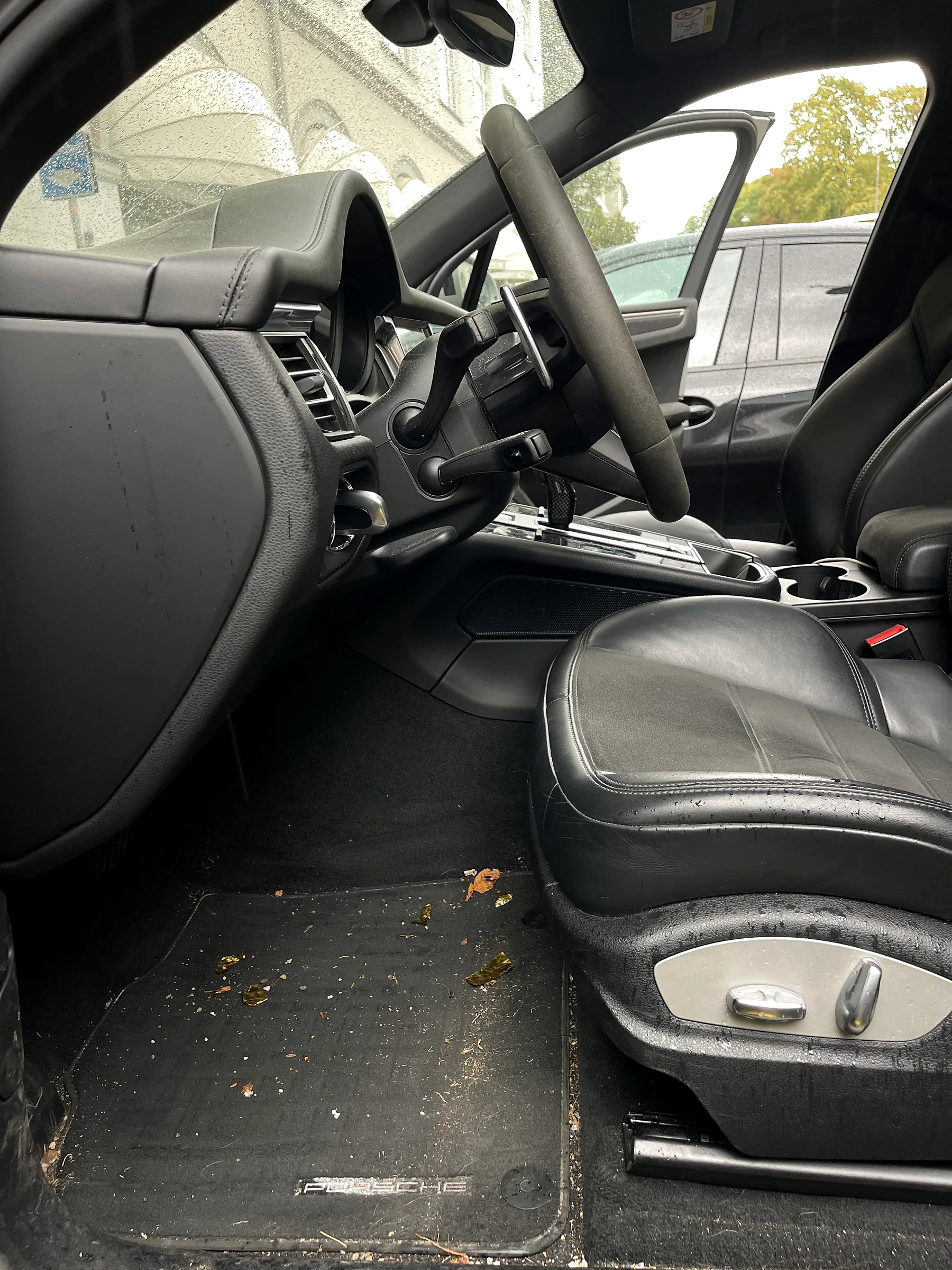 Verschmutzter Beifahrerfußraum im Porsche Macan