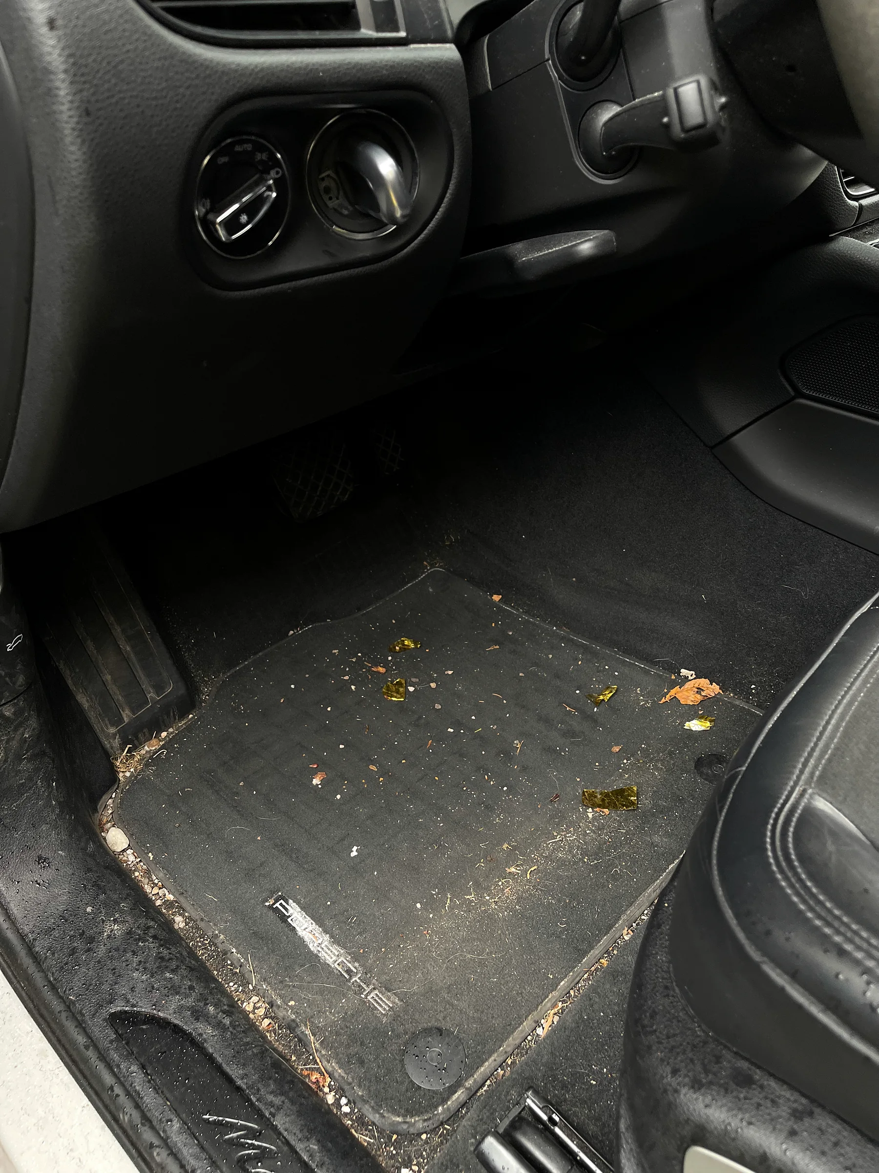 Verschmutzter Fondfußraum im Porsche Macan