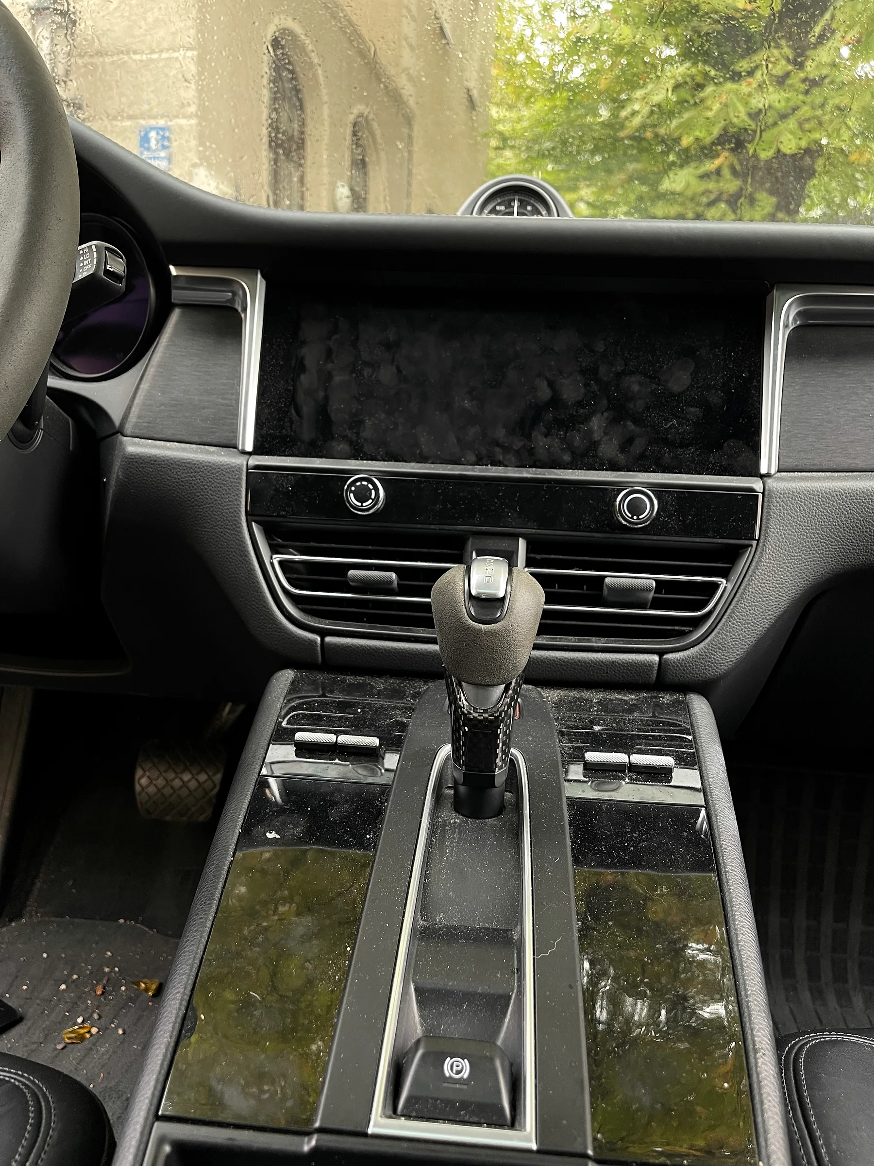 Porsche Macan Cockpit vor der Reinigung