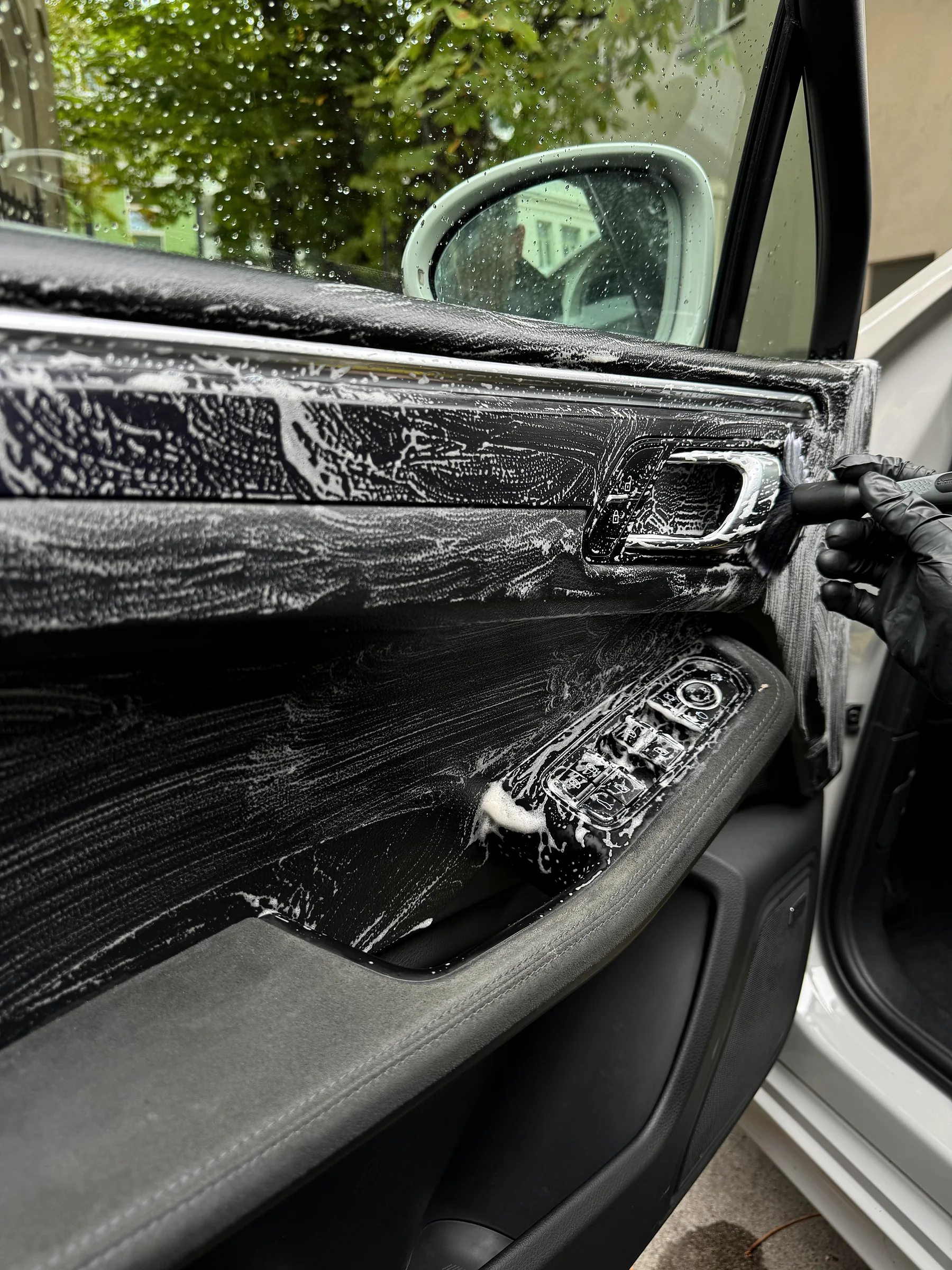 Reinigung einer Porsche Macan Türverkleidung