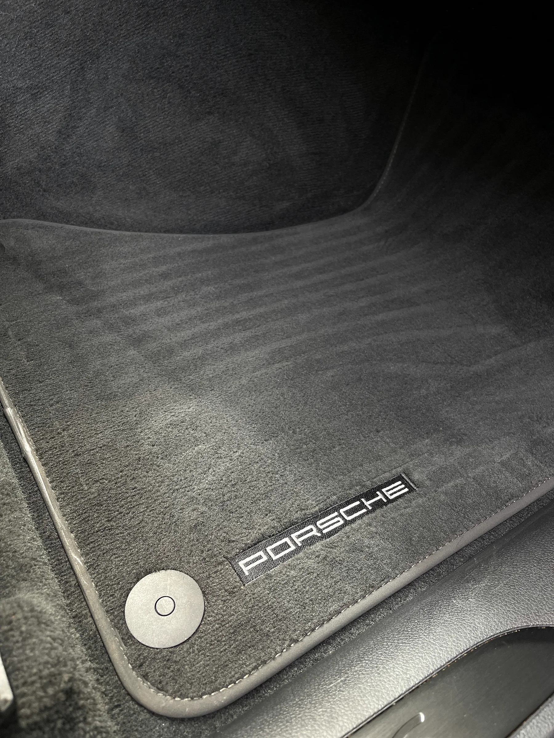 Gereinigte Porsche Macan Fußmatte