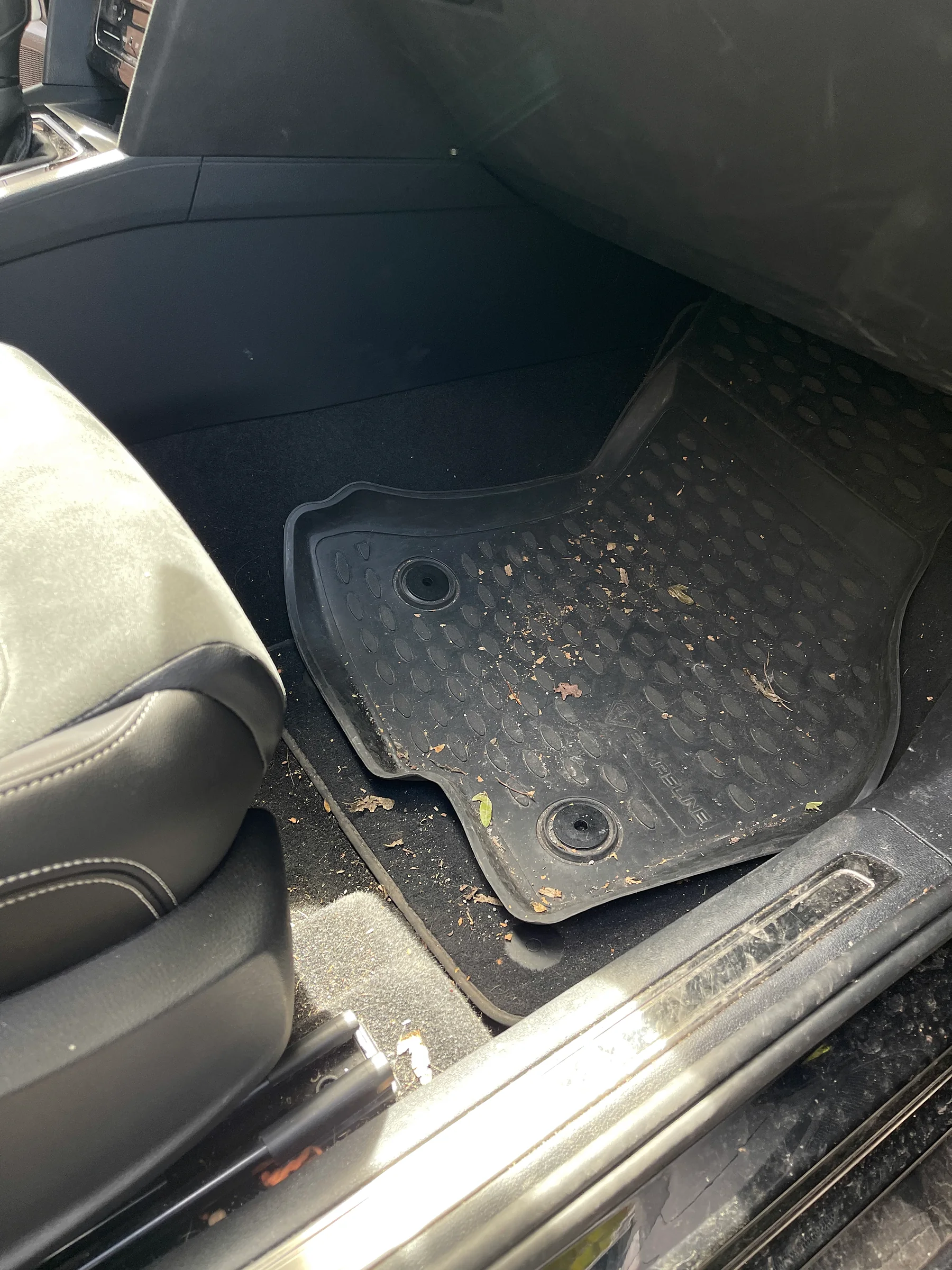 Verschmutzter Fußraum im Volkswagen Passat