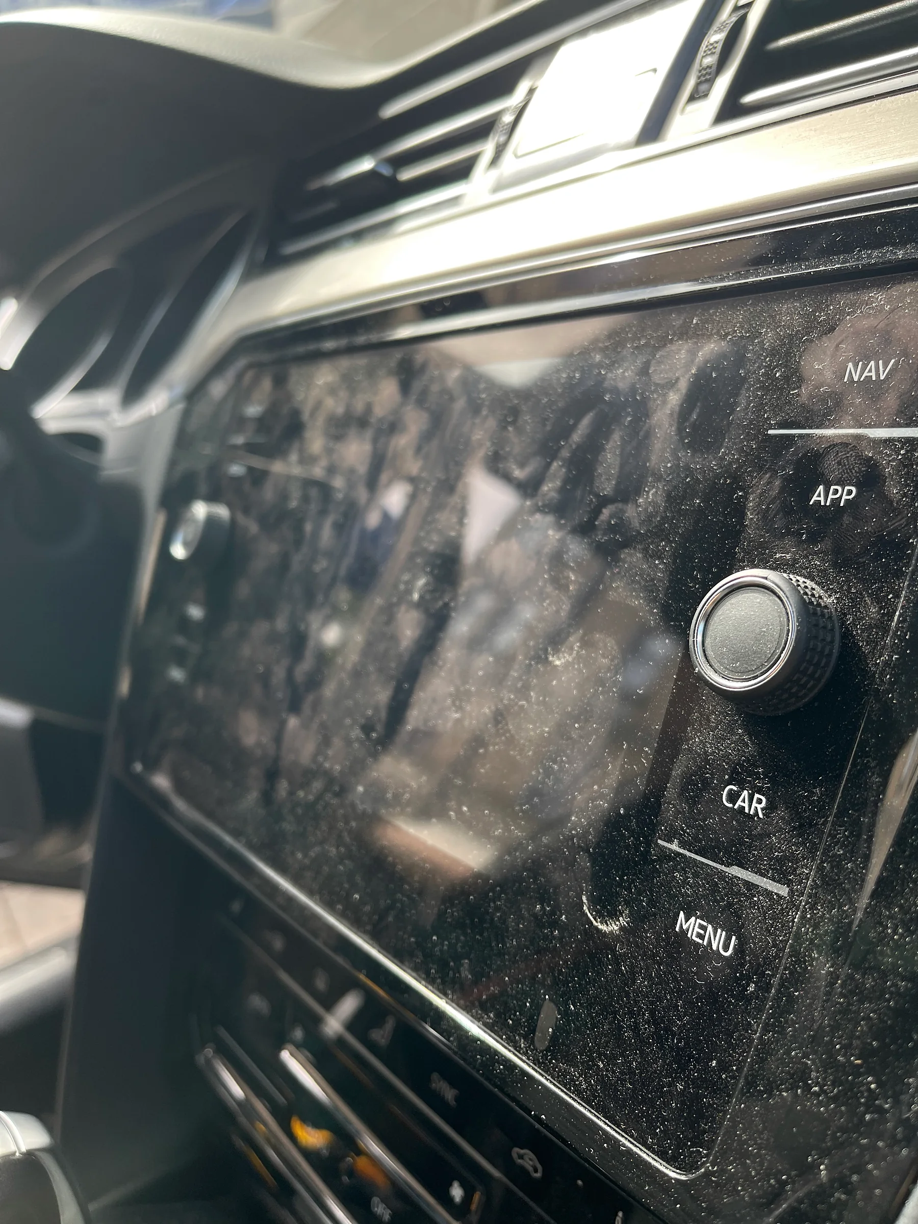 Verschmutztes Infotainment-Display im Passat